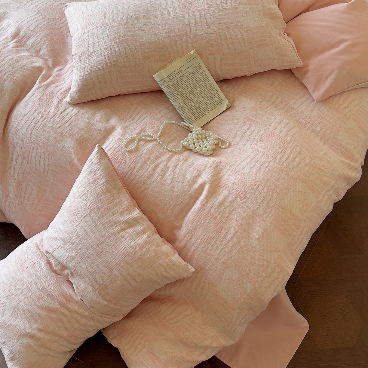 91家纺网 家纺一手货源 找家纺 田野 2025新款全棉三层纱提花磨毛系列四件套 梦境之翼-粉