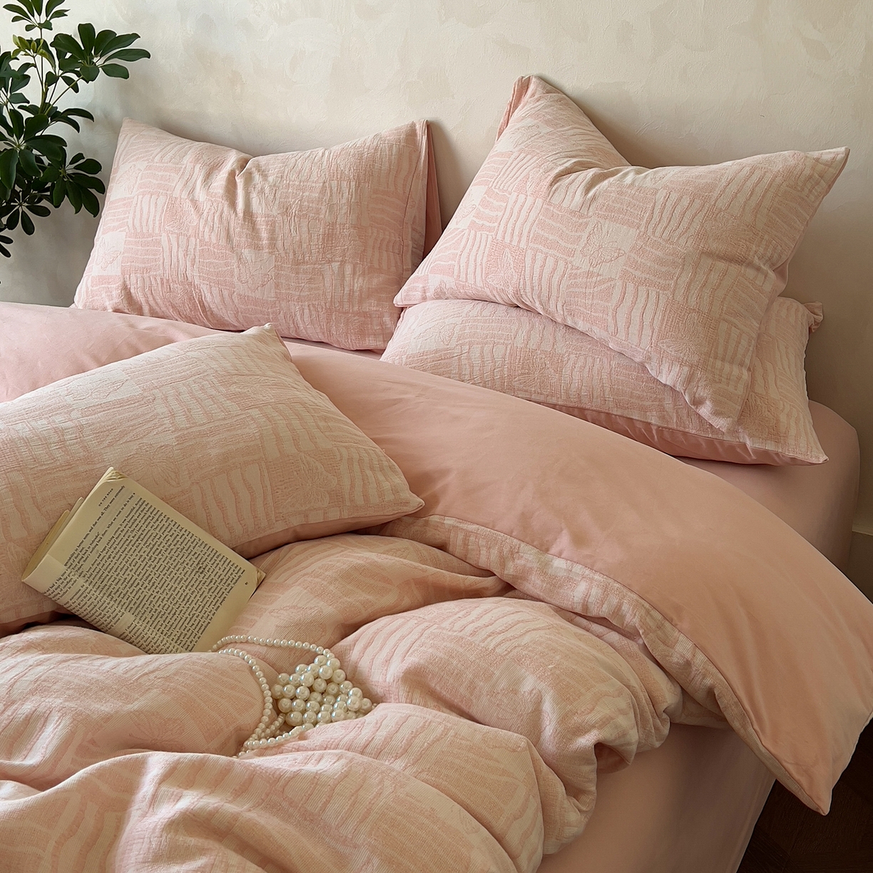 91家纺网 家纺一手货源 找家纺 田野 2025新款全棉三层纱提花磨毛系列四件套 梦境之翼-粉