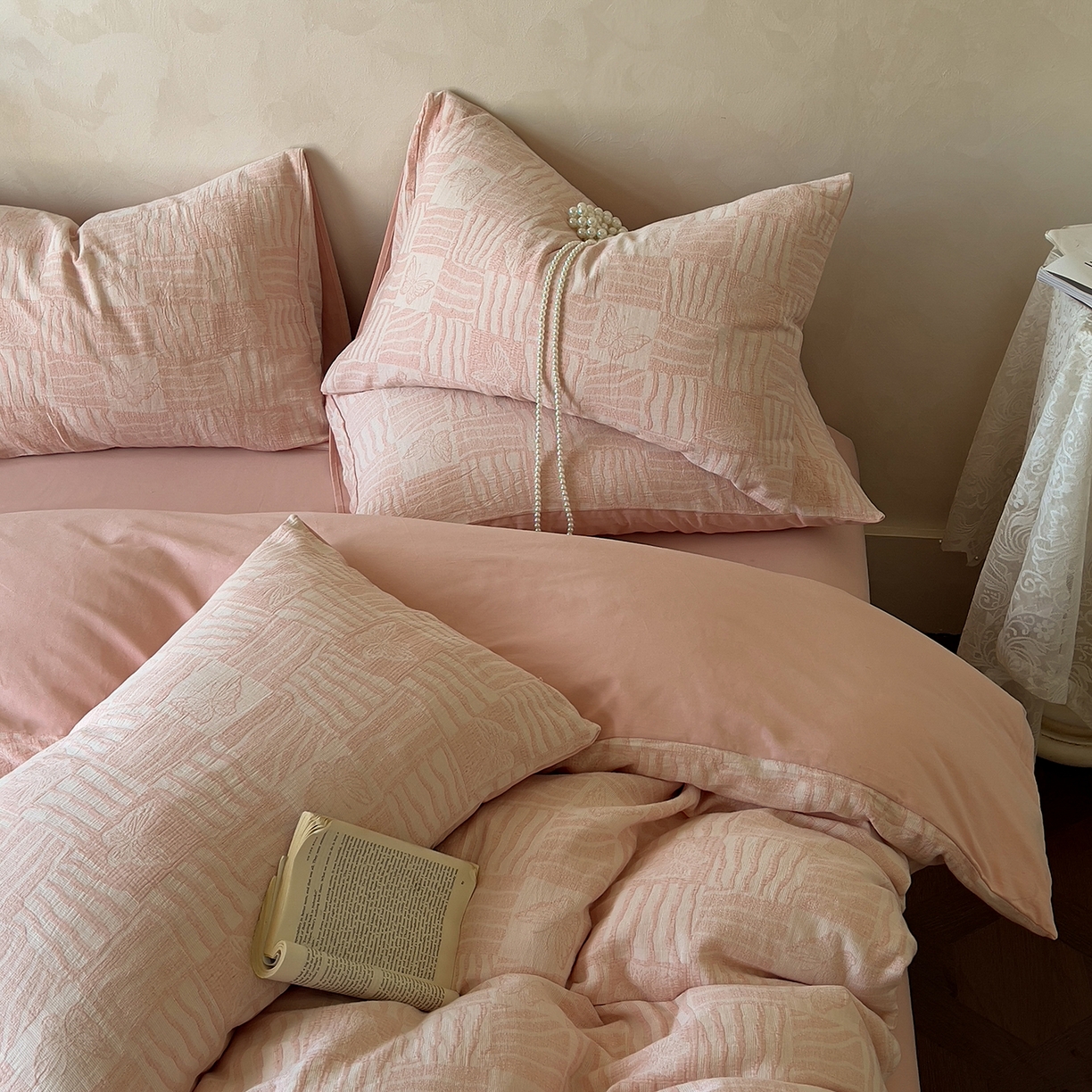 91家纺网 家纺一手货源 找家纺 田野 2025新款全棉三层纱提花磨毛系列四件套 梦境之翼-粉