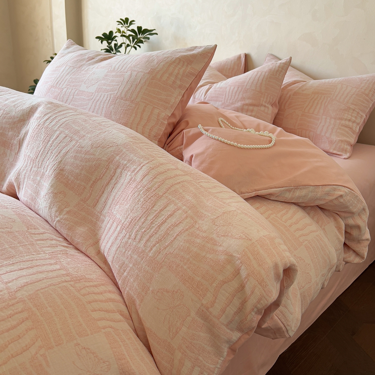 91家纺网 家纺一手货源 找家纺 田野 2025新款全棉三层纱提花磨毛系列四件套 梦境之翼-粉