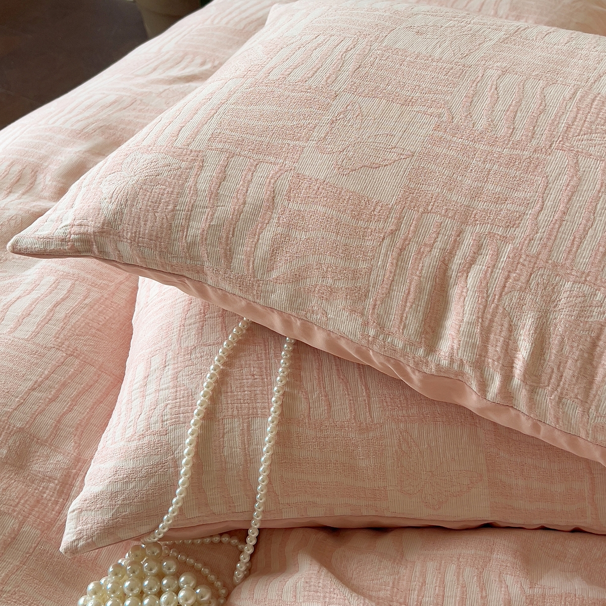 91家纺网 家纺一手货源 找家纺 田野 2025新款全棉三层纱提花磨毛系列四件套 梦境之翼-粉