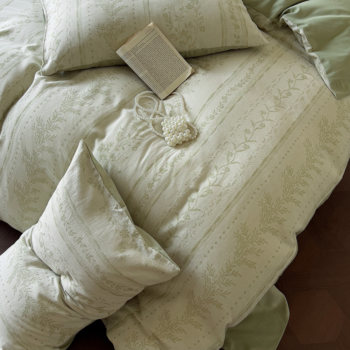 91家纺网 家纺一手货源 找家纺 田野 2025新款全棉三层纱提花磨毛系列四件套 浪漫花韵-绿