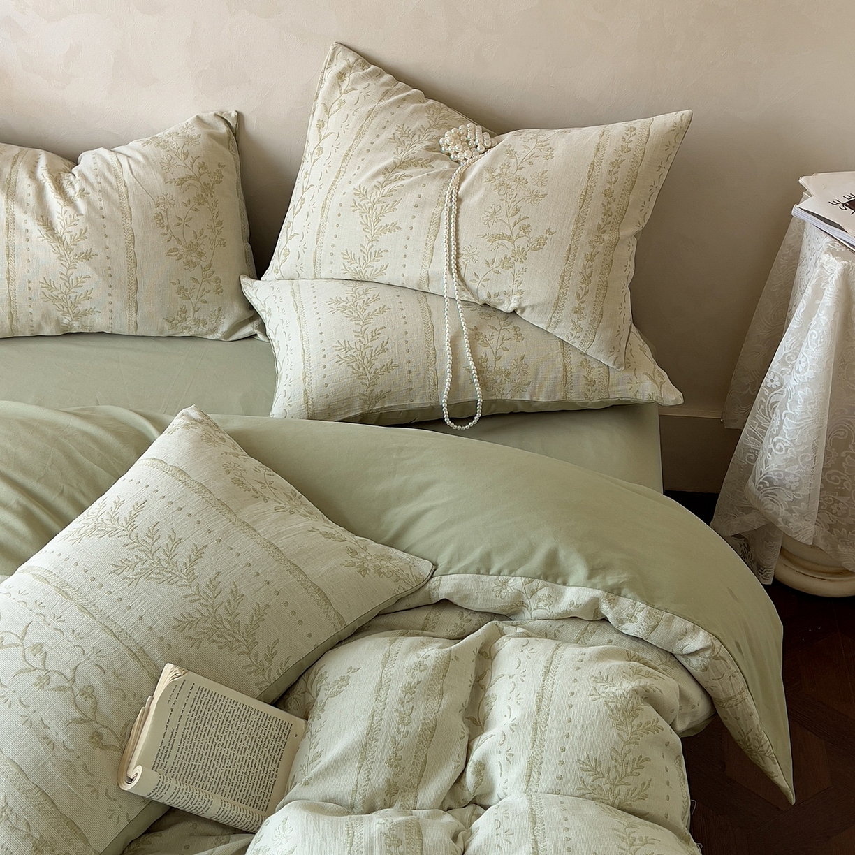 91家纺网 家纺一手货源 找家纺 田野 2025新款全棉三层纱提花磨毛系列四件套 浪漫花韵-绿