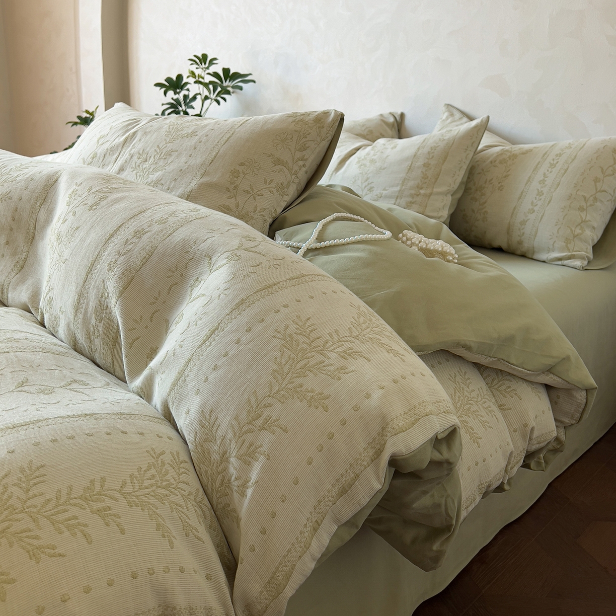 91家纺网 家纺一手货源 找家纺 田野 2025新款全棉三层纱提花磨毛系列四件套 浪漫花韵-绿