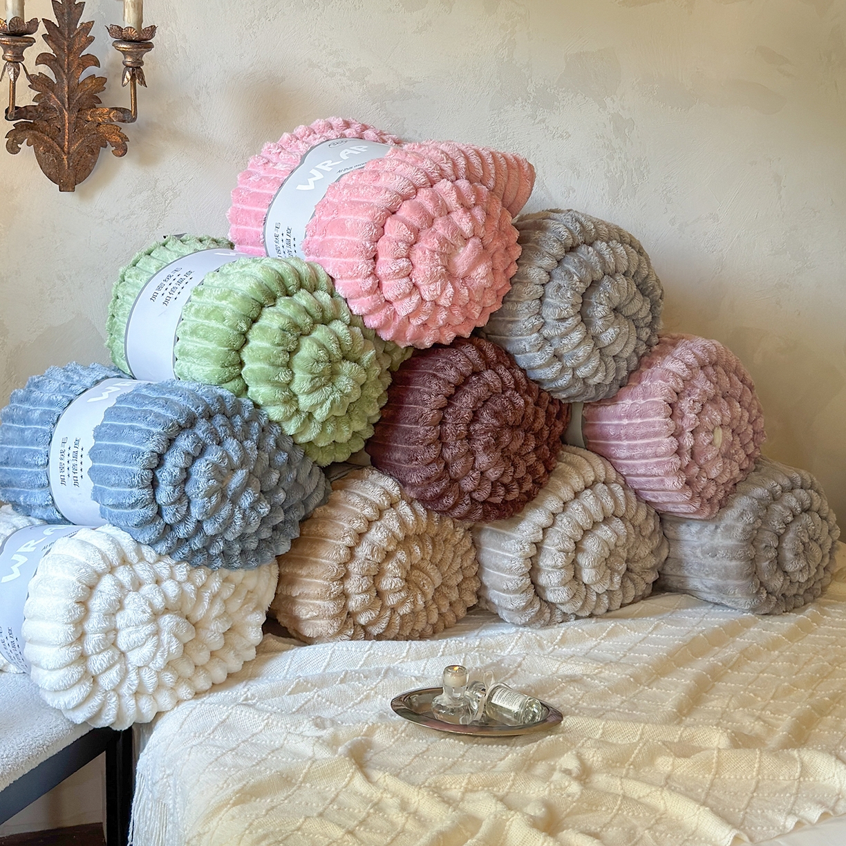 91家纺网 家纺一手货源 找家纺 （总）艾咪 2025新款立体抽条纹双层毯子仿兔绒羊羔绒毛毯