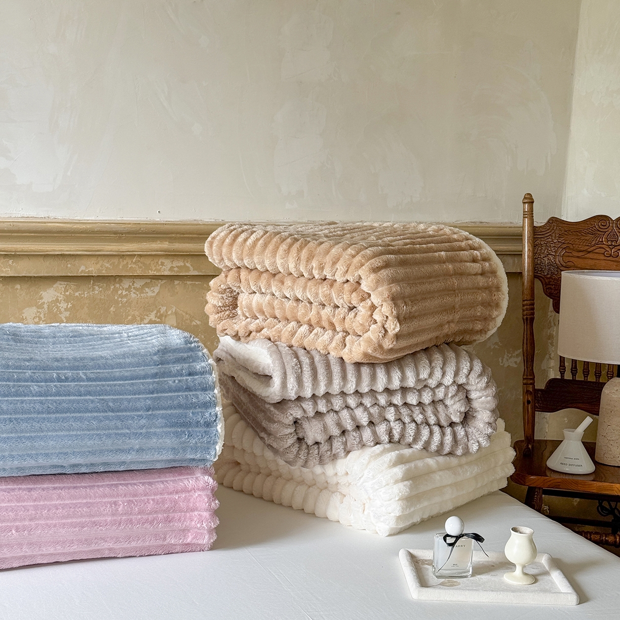 91家纺网 家纺一手货源 找家纺 （总）艾咪 2025新款立体抽条纹双层毯子仿兔绒羊羔绒毛毯