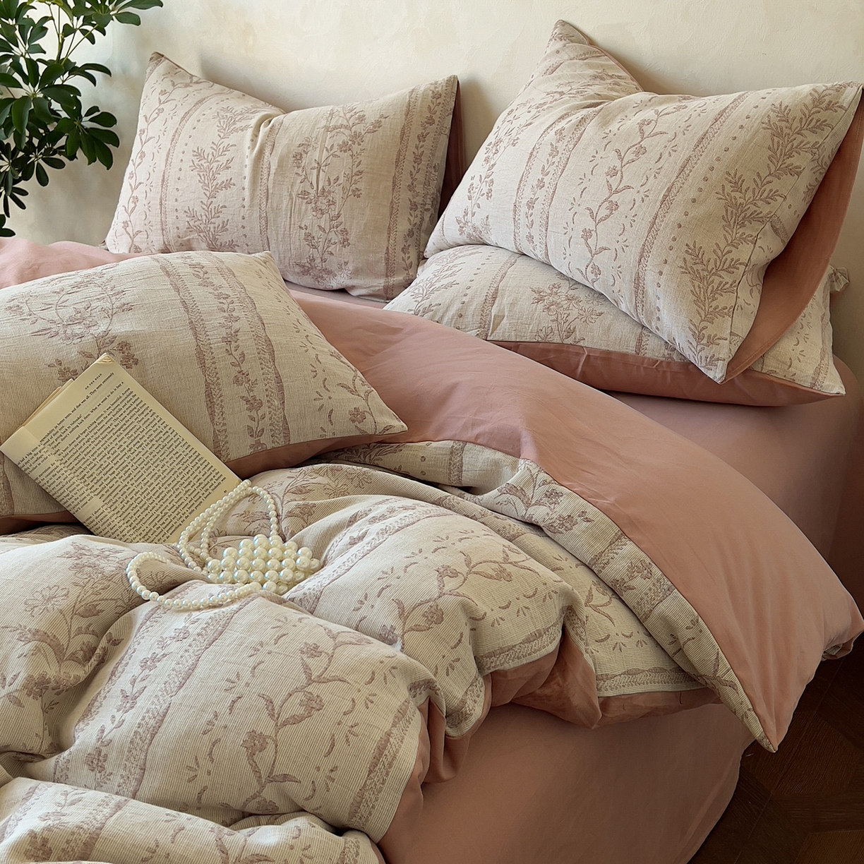 91家纺网 家纺一手货源 找家纺 田野 2025新款全棉三层纱提花磨毛系列四件套 浪漫花韵-棕红