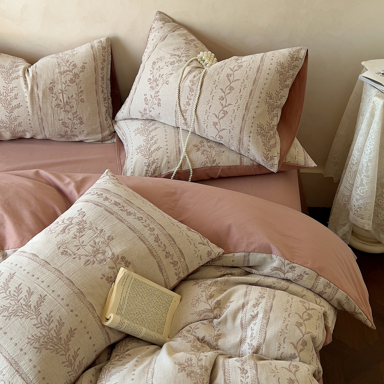 91家纺网 家纺一手货源 找家纺 田野 2025新款全棉三层纱提花磨毛系列四件套 浪漫花韵-棕红