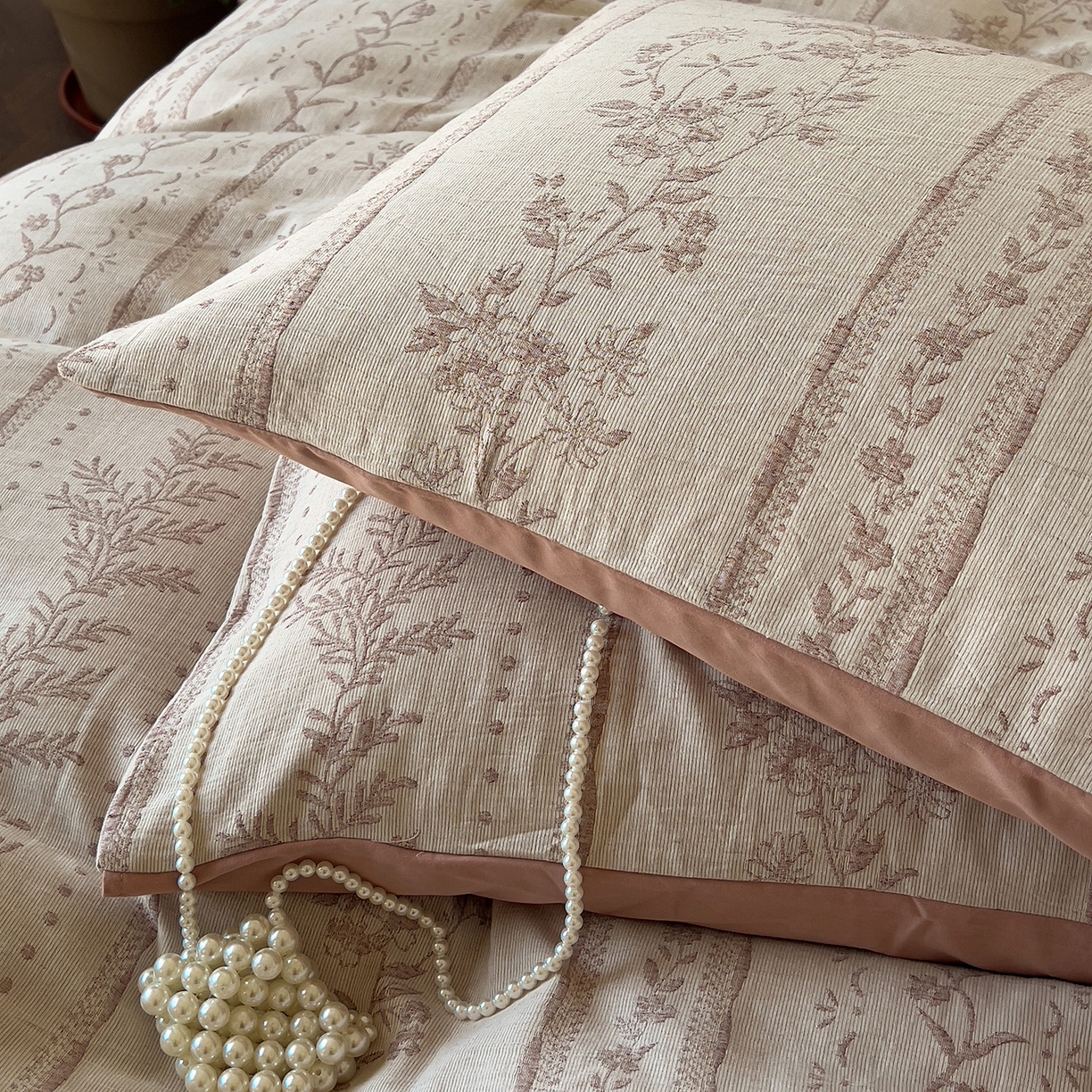 91家纺网 家纺一手货源 找家纺 田野 2025新款全棉三层纱提花磨毛系列四件套 浪漫花韵-棕红