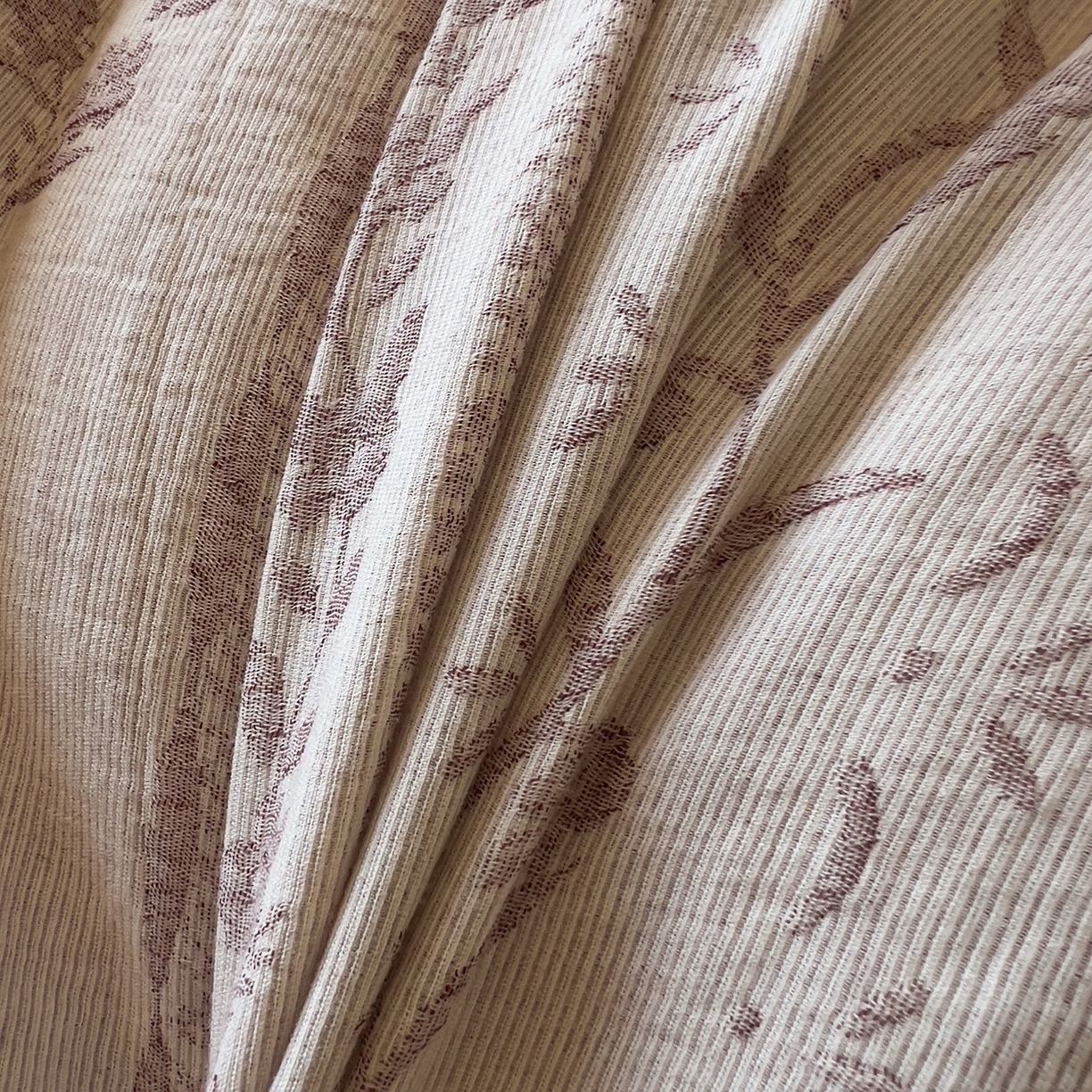 91家纺网 家纺一手货源 找家纺 田野 2025新款全棉三层纱提花磨毛系列四件套 浪漫花韵-棕红