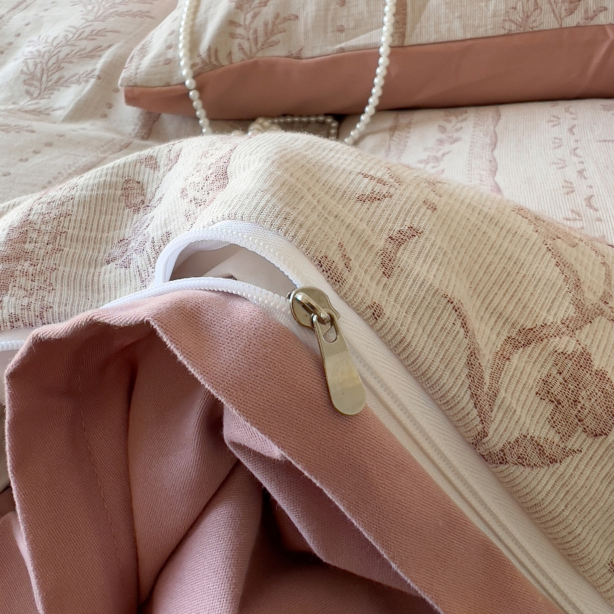 91家纺网 家纺一手货源 找家纺 田野 2025新款全棉三层纱提花磨毛系列四件套 浪漫花韵-棕红