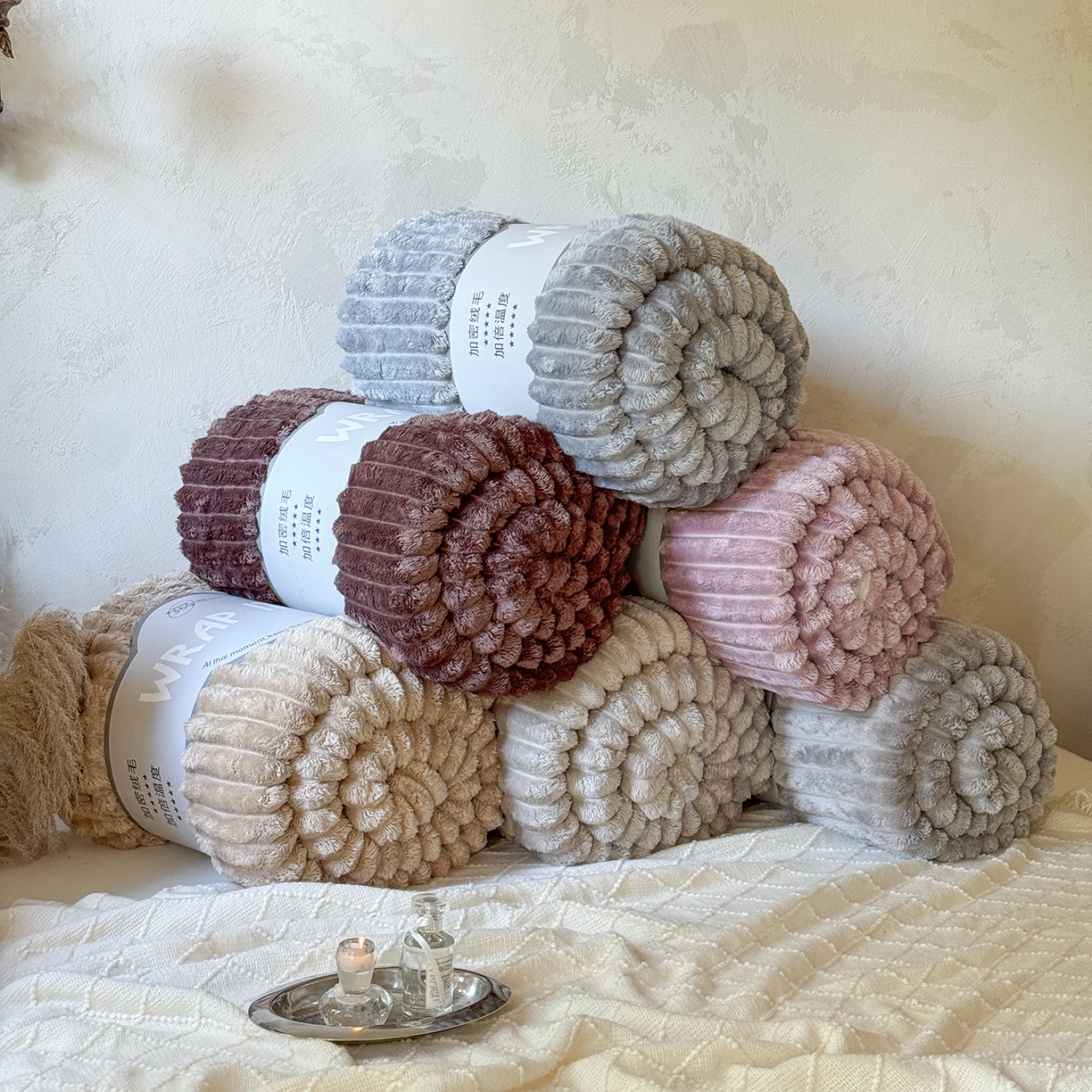 91家纺网 家纺一手货源 找家纺 （总）艾咪 2025新款立体抽条纹双层毯子仿兔绒羊羔绒毛毯