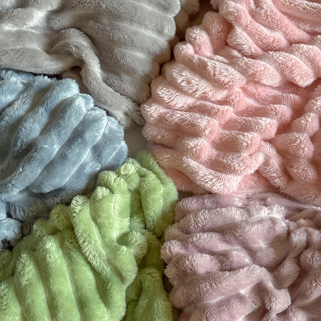 91家纺网 家纺一手货源 找家纺 （总）艾咪 2025新款立体抽条纹双层毯子仿兔绒羊羔绒毛毯