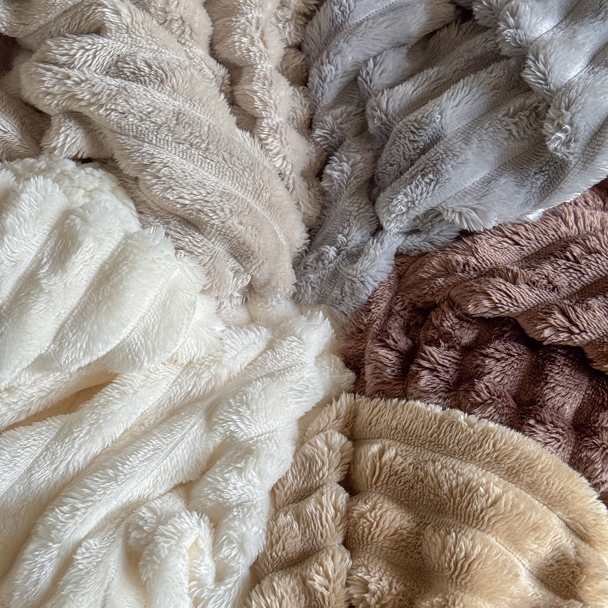 91家纺网 家纺一手货源 找家纺 （总）艾咪 2025新款立体抽条纹双层毯子仿兔绒羊羔绒毛毯