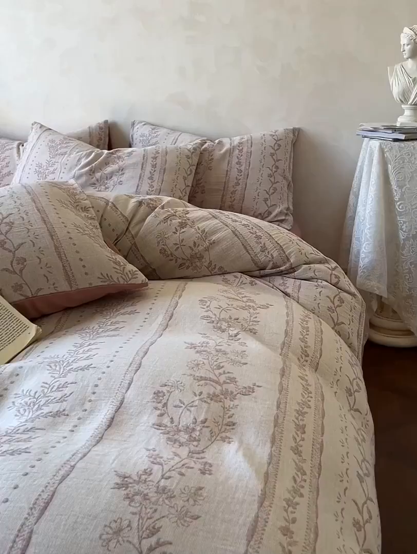 91家纺网 家纺一手货源 找家纺 田野 2025新款全棉三层纱提花磨毛系列四件套 浪漫花韵-棕红