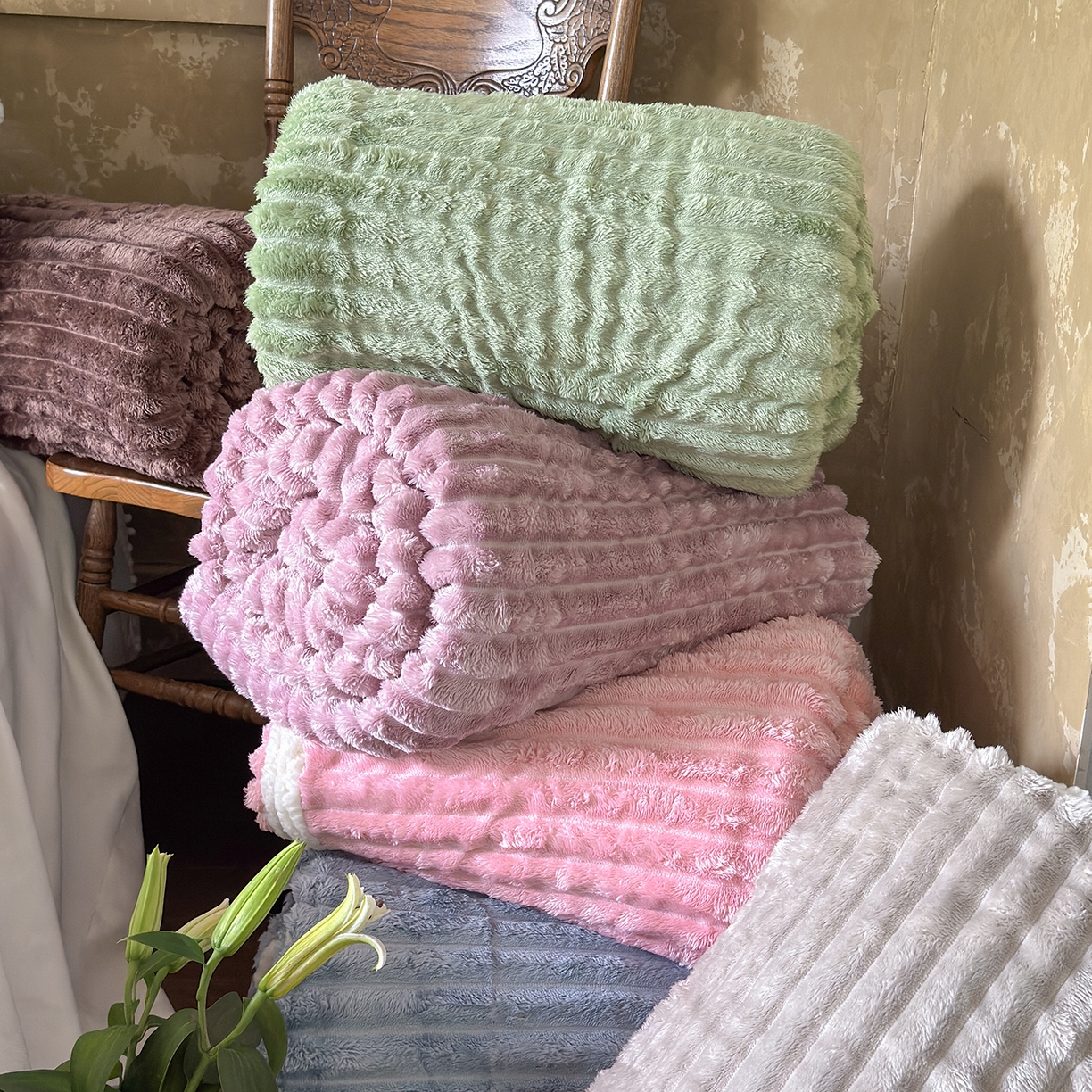91家纺网 家纺一手货源 找家纺 （总）艾咪 2025新款立体抽条纹双层毯子仿兔绒羊羔绒毛毯