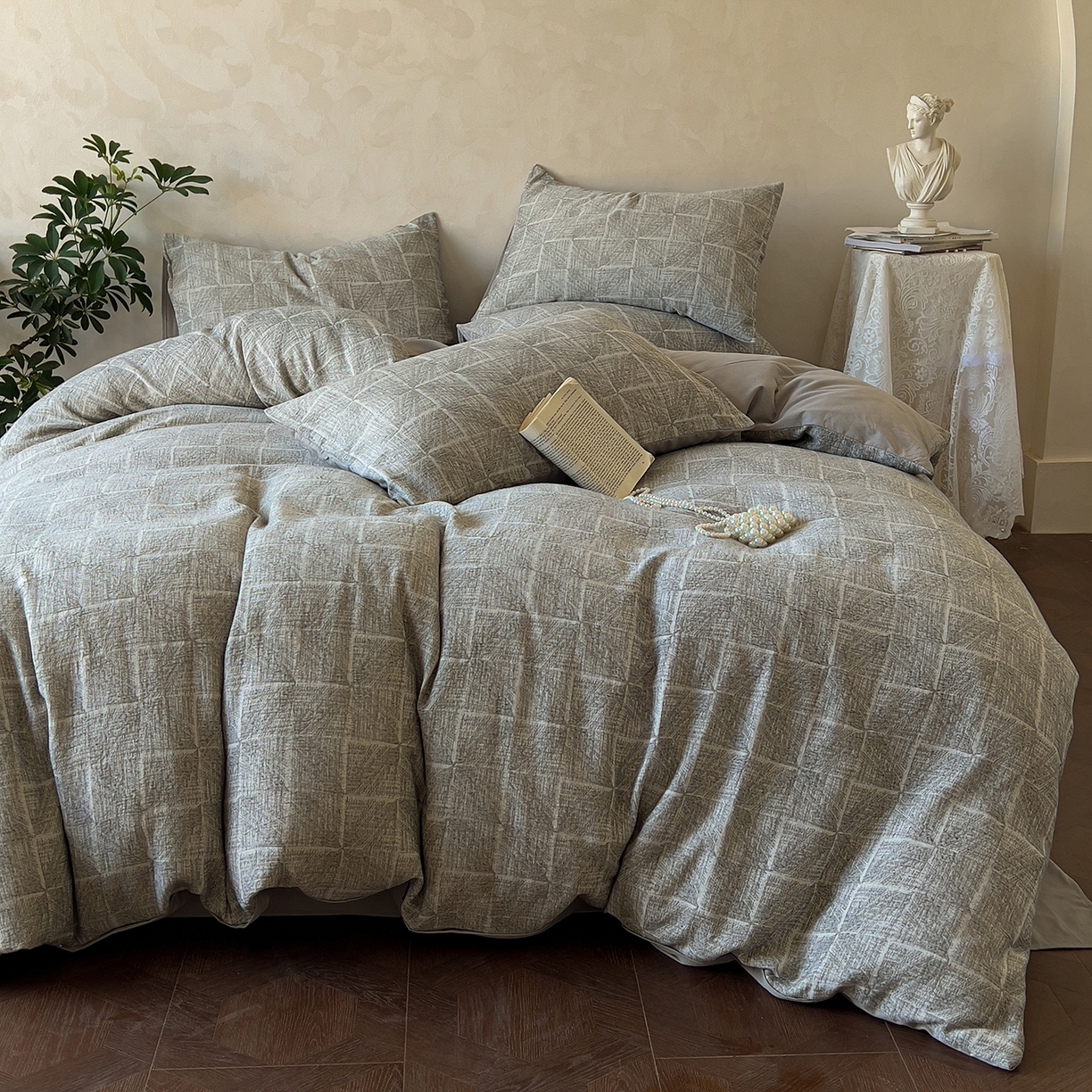 91家纺网 家纺一手货源 找家纺 田野 2025新款全棉三层纱提花磨毛系列四件套 苏珊格-黑灰