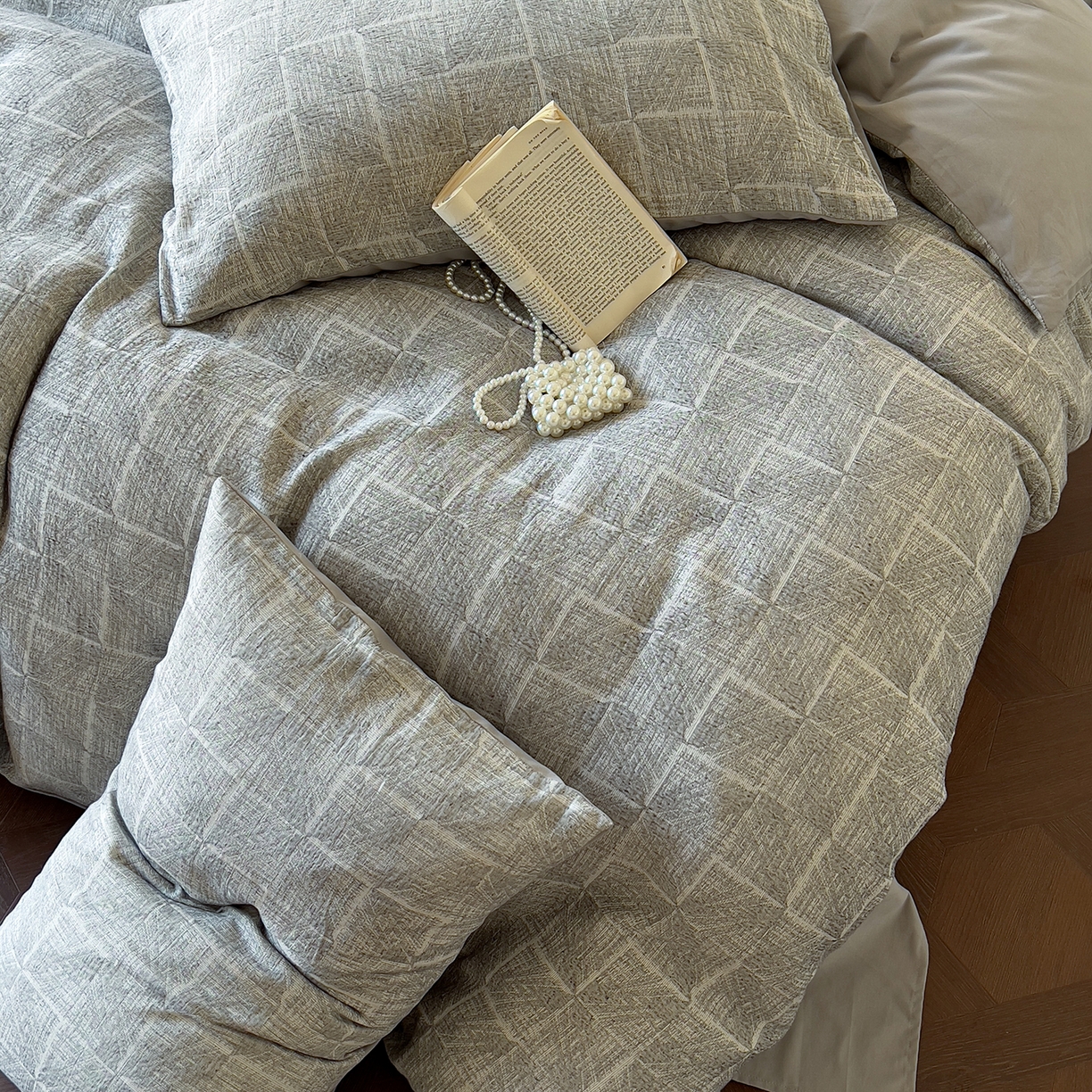 91家纺网 家纺一手货源 找家纺 田野 2025新款全棉三层纱提花磨毛系列四件套 苏珊格-黑灰