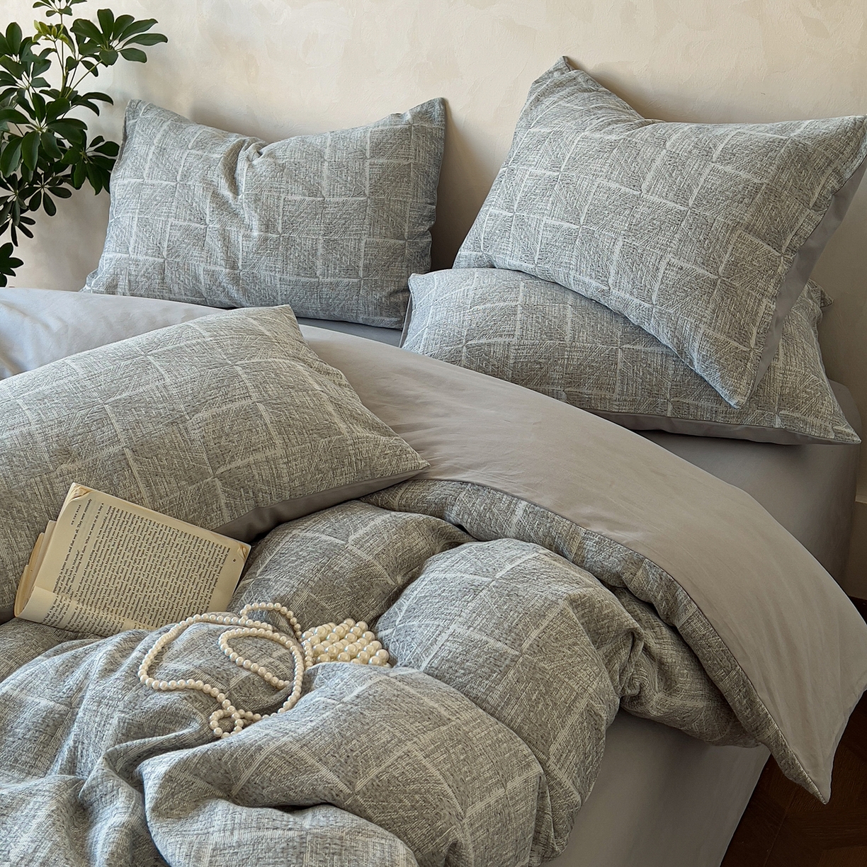 91家纺网 家纺一手货源 找家纺 田野 2025新款全棉三层纱提花磨毛系列四件套 苏珊格-黑灰