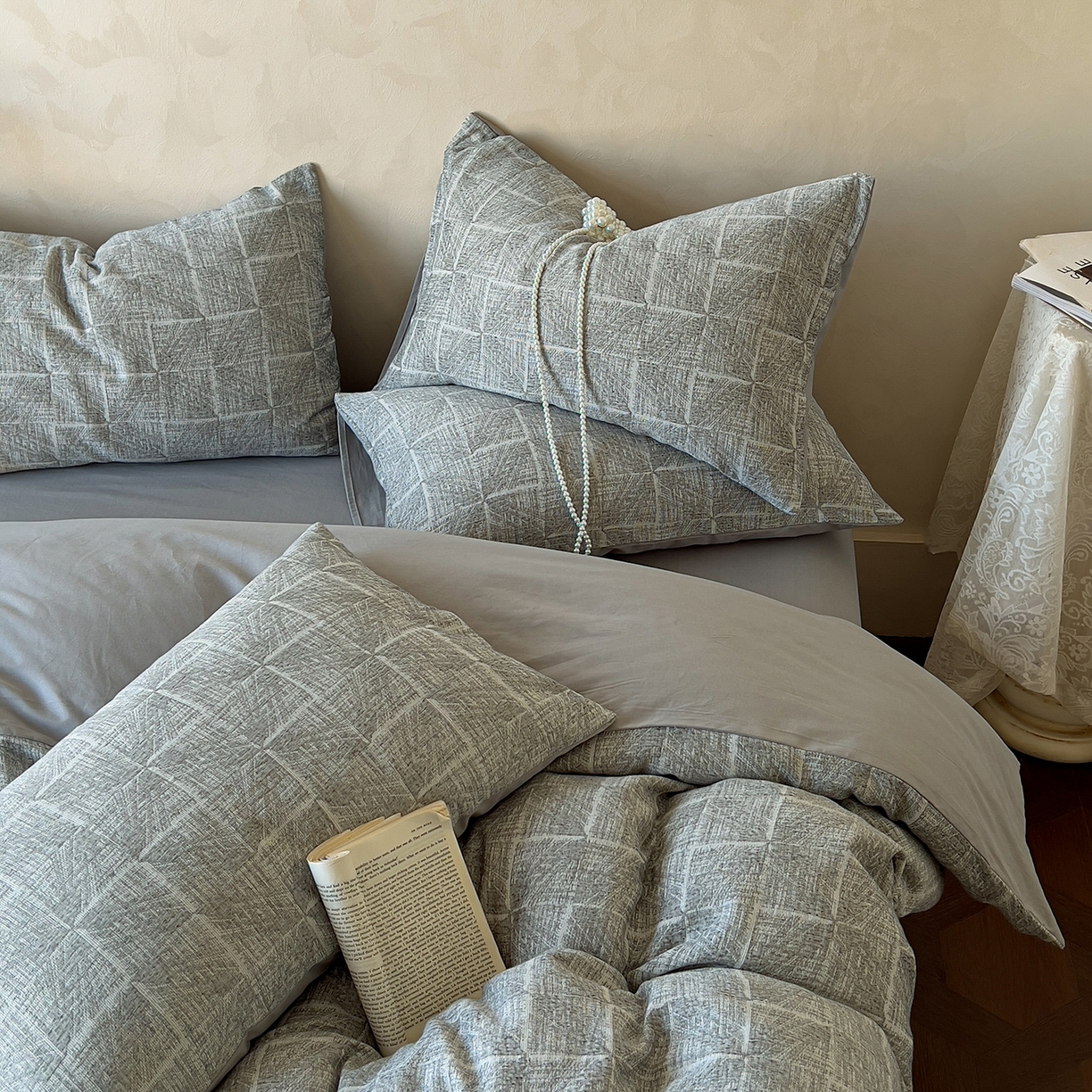 91家纺网 家纺一手货源 找家纺 田野 2025新款全棉三层纱提花磨毛系列四件套 苏珊格-黑灰