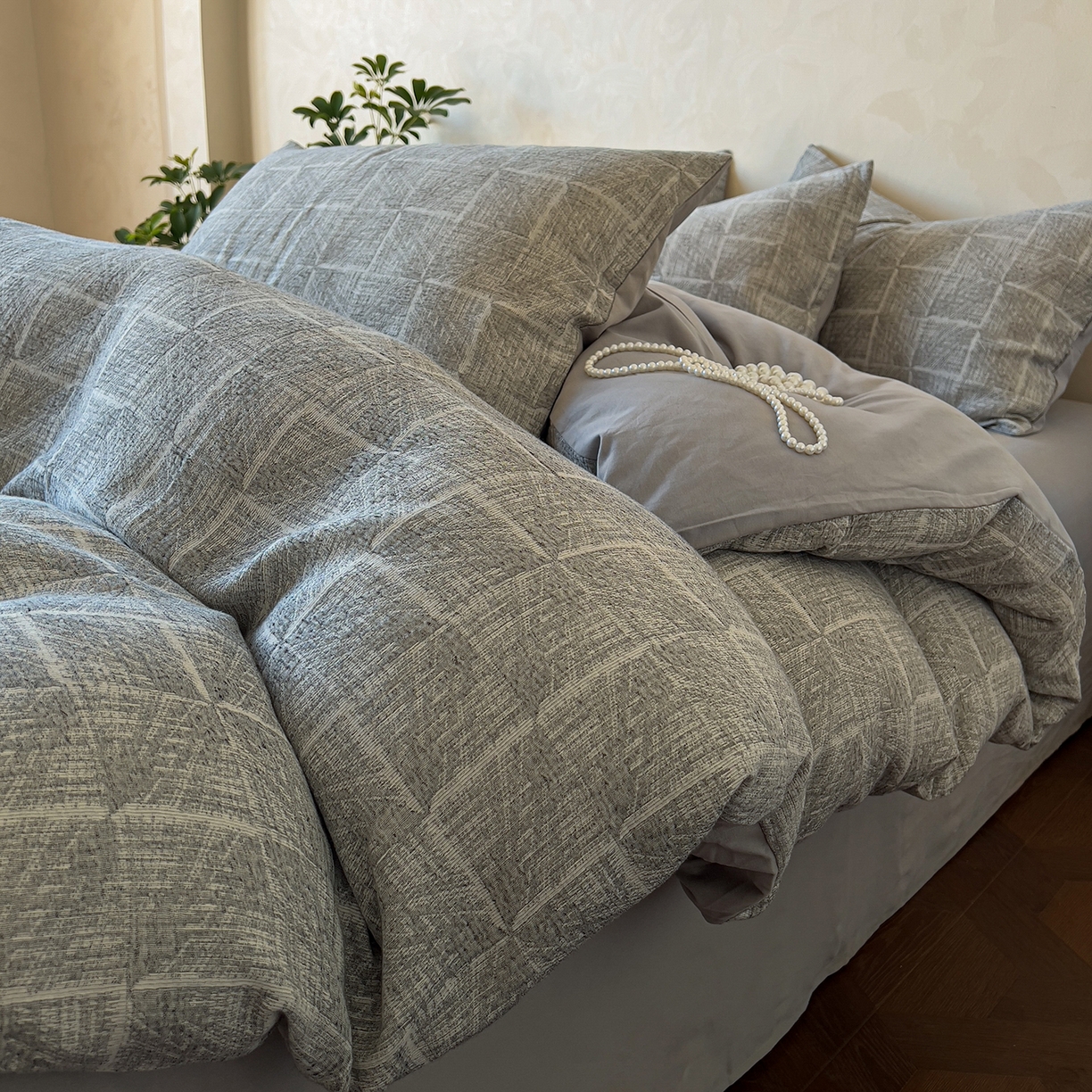 91家纺网 家纺一手货源 找家纺 田野 2025新款全棉三层纱提花磨毛系列四件套 苏珊格-黑灰