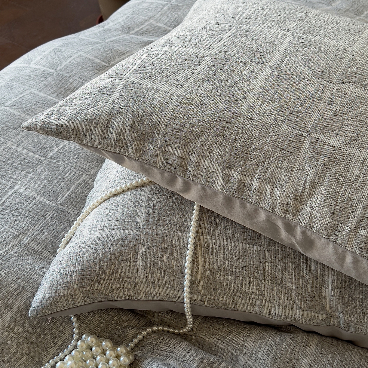 91家纺网 家纺一手货源 找家纺 田野 2025新款全棉三层纱提花磨毛系列四件套 苏珊格-黑灰