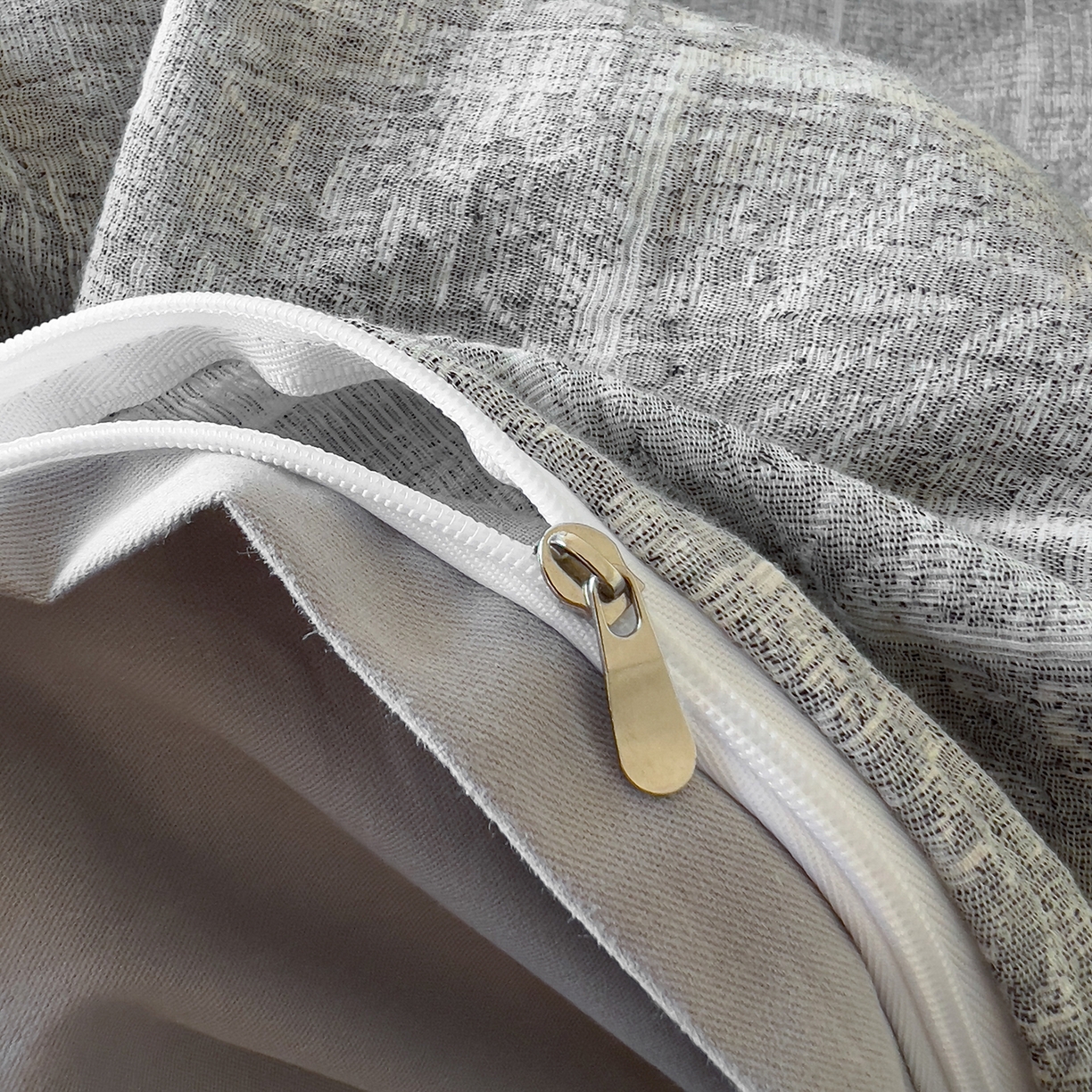 91家纺网 家纺一手货源 找家纺 田野 2025新款全棉三层纱提花磨毛系列四件套 苏珊格-黑灰