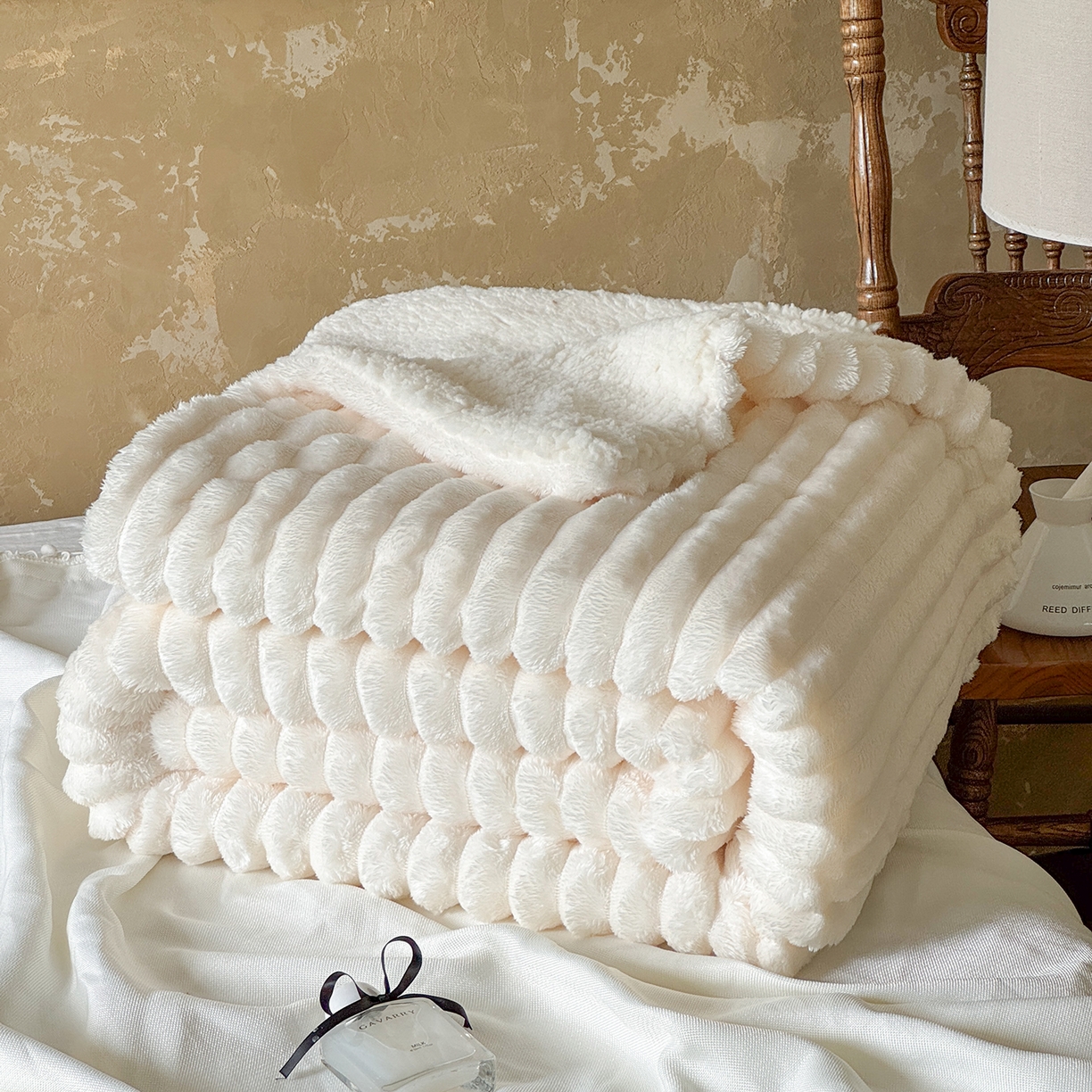 91家纺网 家纺一手货源 找家纺 艾咪-Amy ntmy 2025新款立体抽条仿兔绒羊羔绒双层毯子 双层毯-半见白
