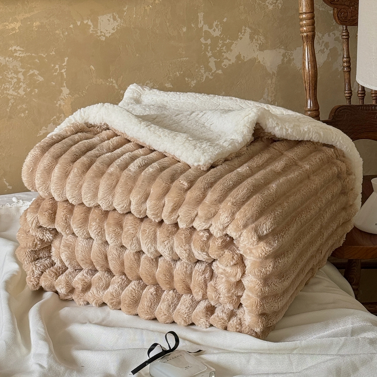 91家纺网 家纺一手货源 找家纺 艾咪-Amy ntmy 2025新款立体抽条仿兔绒羊羔绒双层毯子 双层毯-奶咖驼