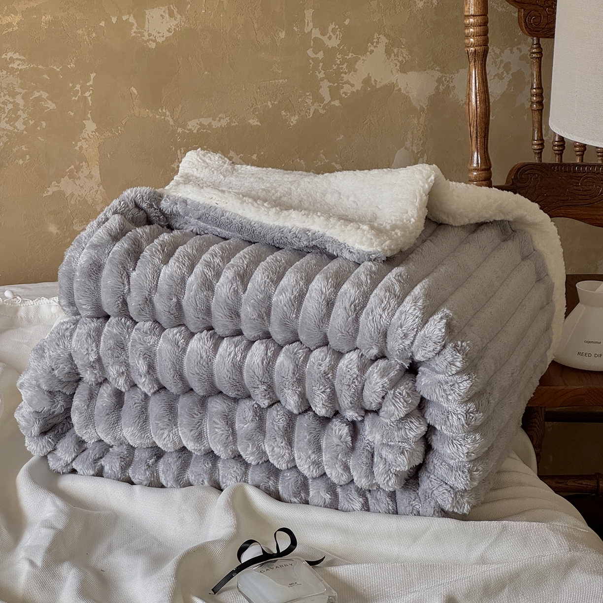 91家纺网 家纺一手货源 找家纺 艾咪-Amy ntmy 2025新款立体抽条仿兔绒羊羔绒双层毯子 双层毯-柔云灰