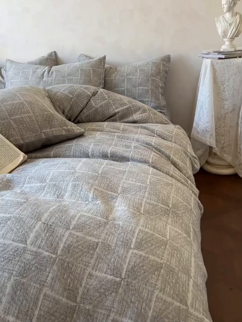 91家纺网 家纺一手货源 找家纺 田野 2025新款全棉三层纱提花磨毛系列四件套 苏珊格-黑灰