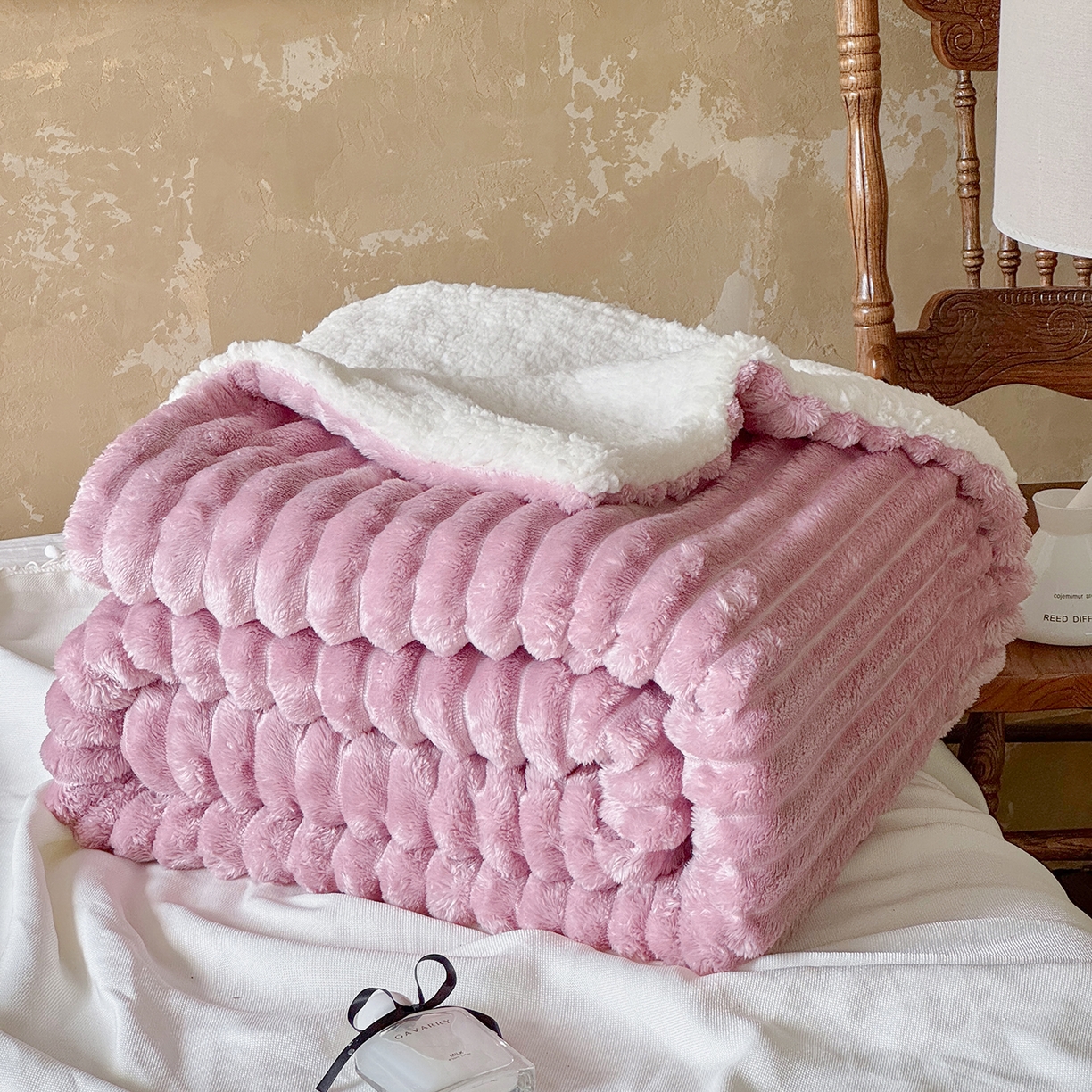 91家纺网 家纺一手货源 找家纺 艾咪-Amy ntmy 2025新款立体抽条仿兔绒羊羔绒双层毯子 双层毯-薰衣紫