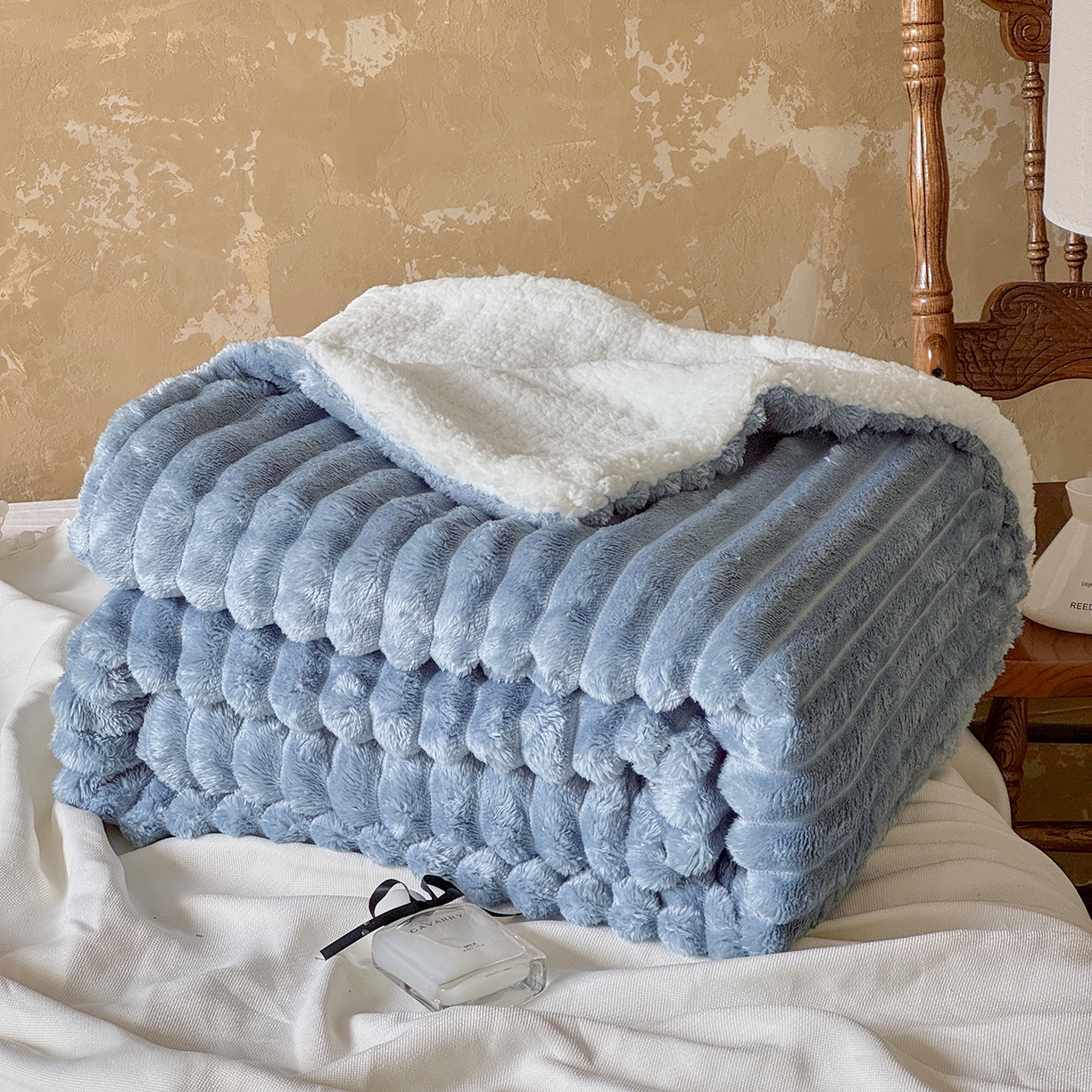 91家纺网 家纺一手货源 找家纺 艾咪-Amy ntmy 2025新款立体抽条仿兔绒羊羔绒双层毯子 双层毯-云絮蓝