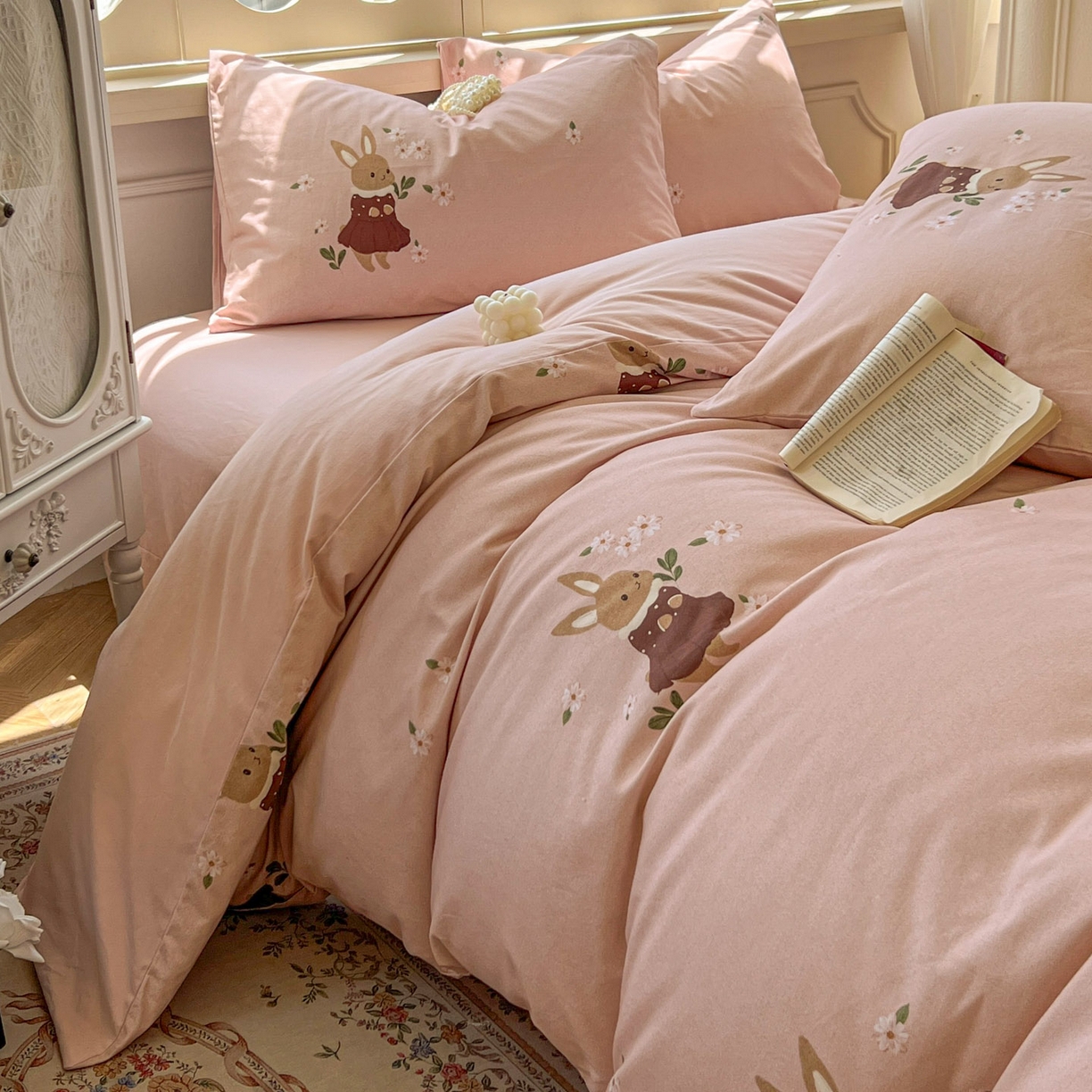 91家纺网 家纺一手货源 找家纺 田野 2025新款全棉13360加厚磨毛印花四件套 粉兔子