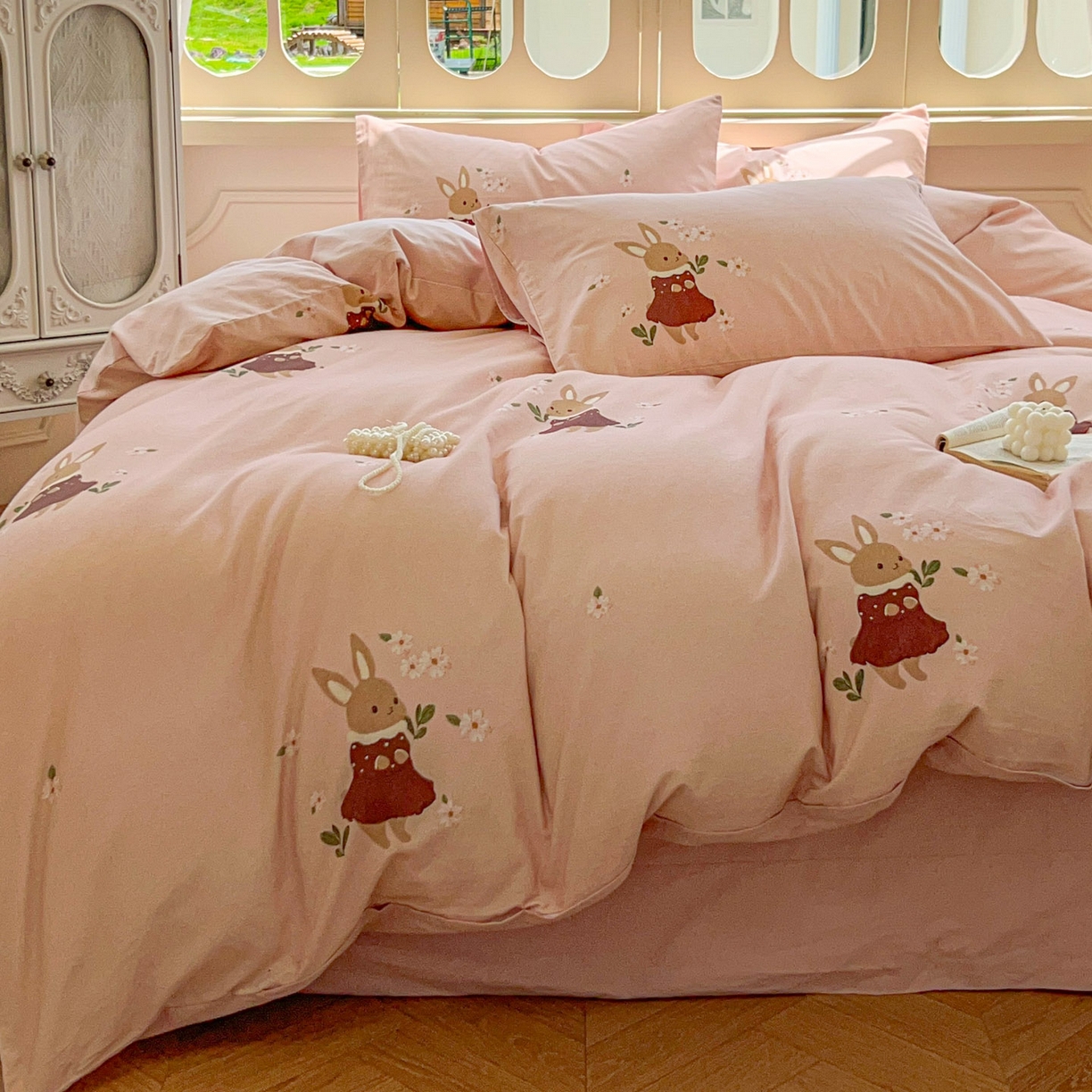 91家纺网 家纺一手货源 找家纺 田野 2025新款全棉13360加厚磨毛印花四件套 粉兔子