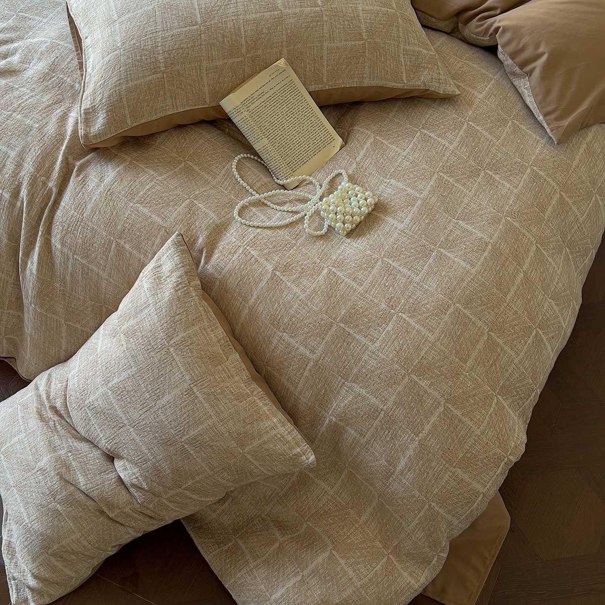 91家纺网 家纺一手货源 找家纺 田野 2025新款全棉三层纱提花磨毛系列四件套 苏珊格-卡其