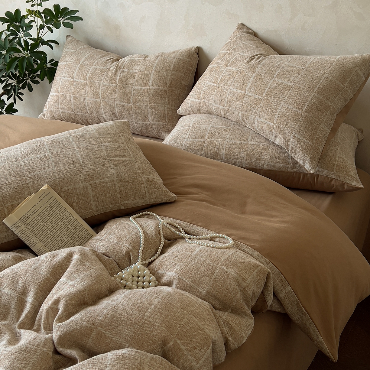 91家纺网 家纺一手货源 找家纺 田野 2025新款全棉三层纱提花磨毛系列四件套 苏珊格-卡其