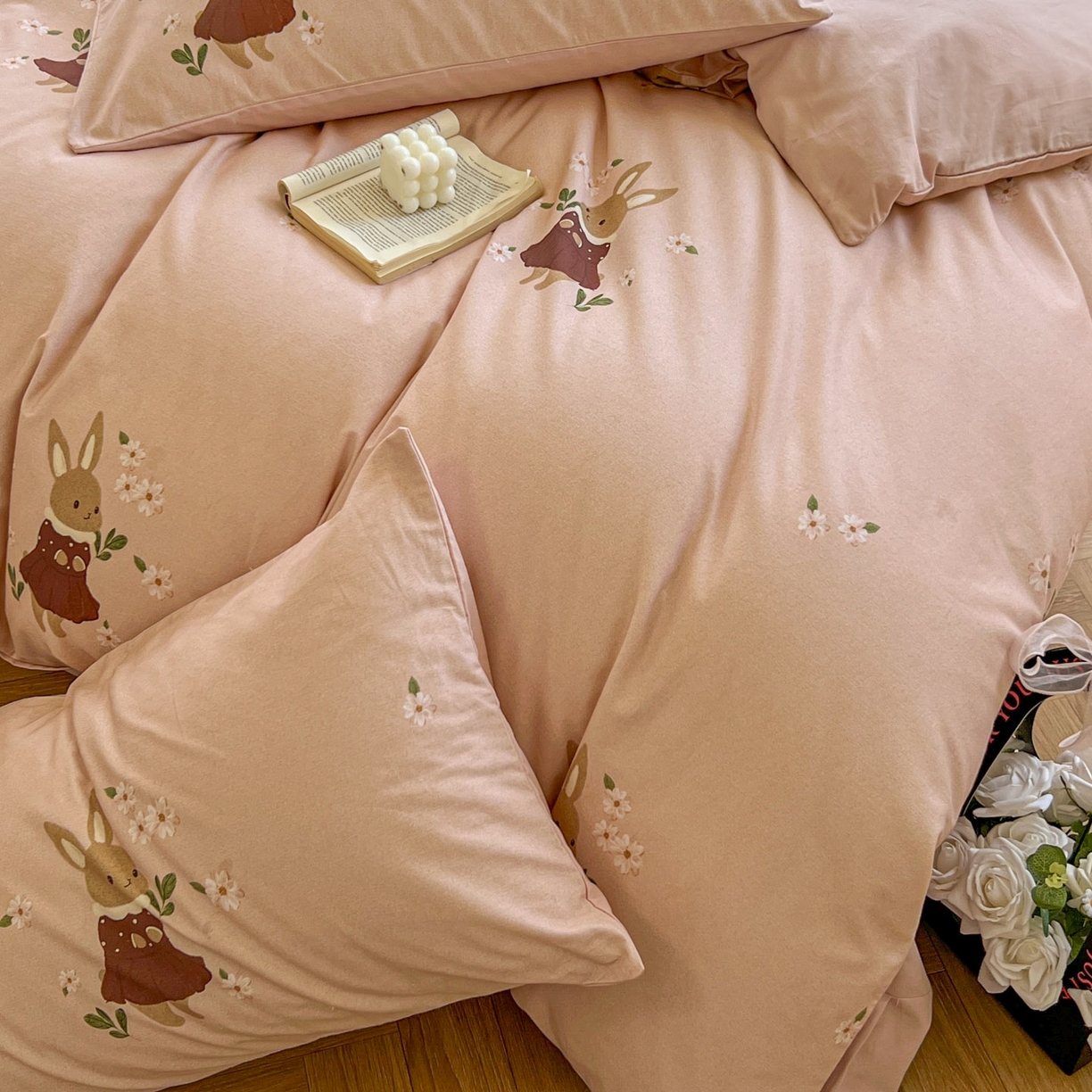 91家纺网 家纺一手货源 找家纺 田野 2025新款全棉13360加厚磨毛印花四件套 粉兔子