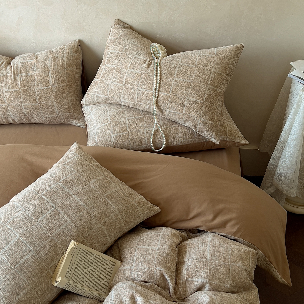 91家纺网 家纺一手货源 找家纺 田野 2025新款全棉三层纱提花磨毛系列四件套 苏珊格-卡其