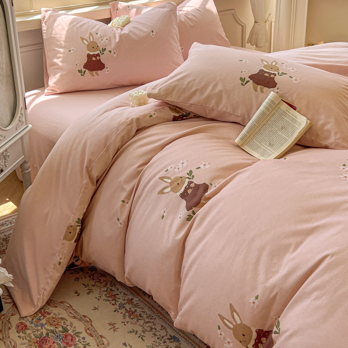 91家纺网 家纺一手货源 找家纺 田野 2025新款全棉13360加厚磨毛印花四件套 粉兔子