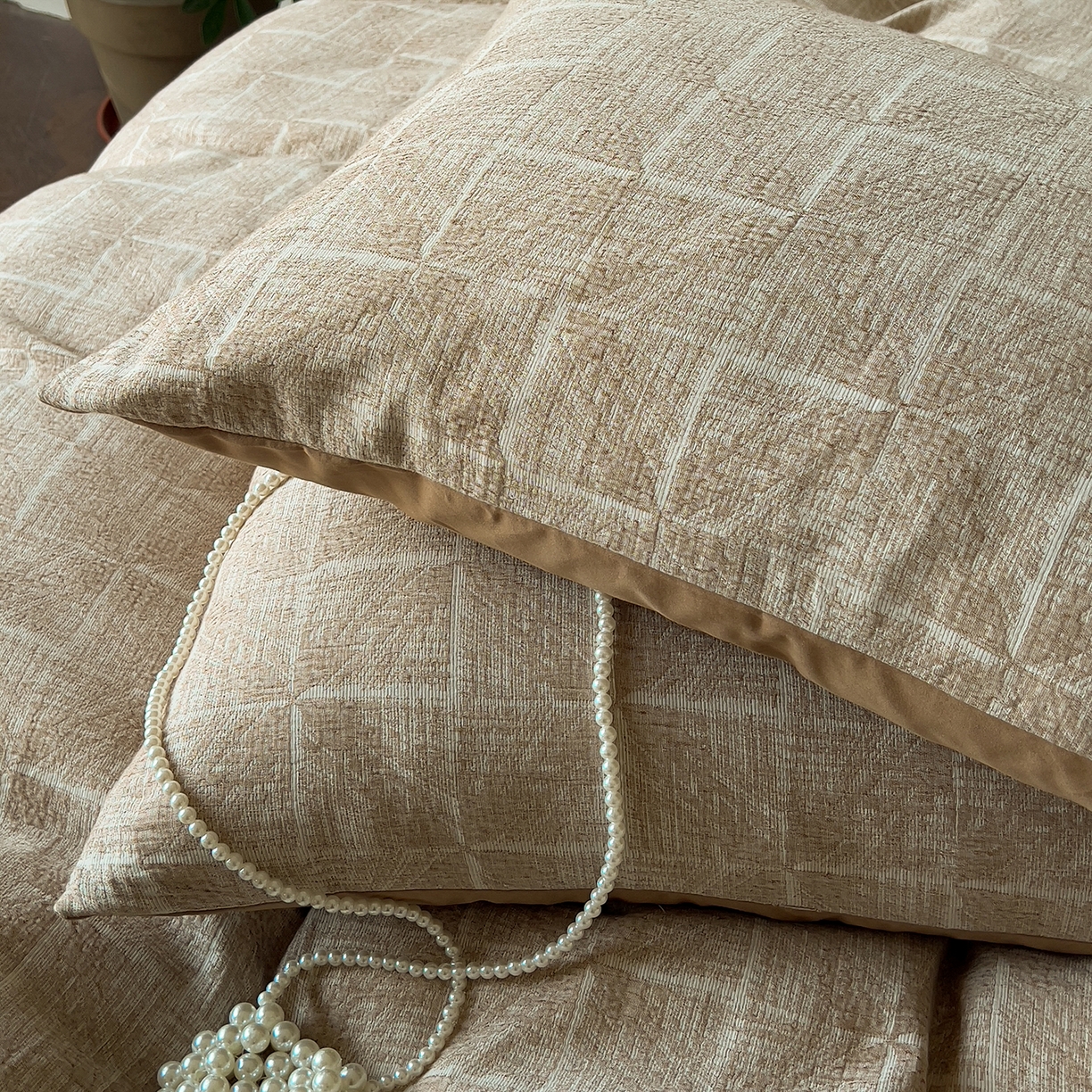 91家纺网 家纺一手货源 找家纺 田野 2025新款全棉三层纱提花磨毛系列四件套 苏珊格-卡其