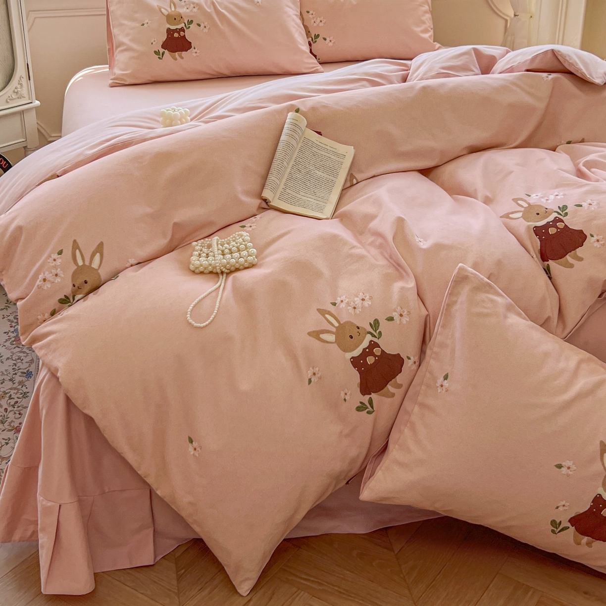 91家纺网 家纺一手货源 找家纺 田野 2025新款全棉13360加厚磨毛印花四件套 粉兔子