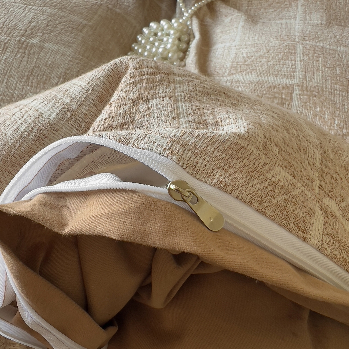 91家纺网 家纺一手货源 找家纺 田野 2025新款全棉三层纱提花磨毛系列四件套 苏珊格-卡其