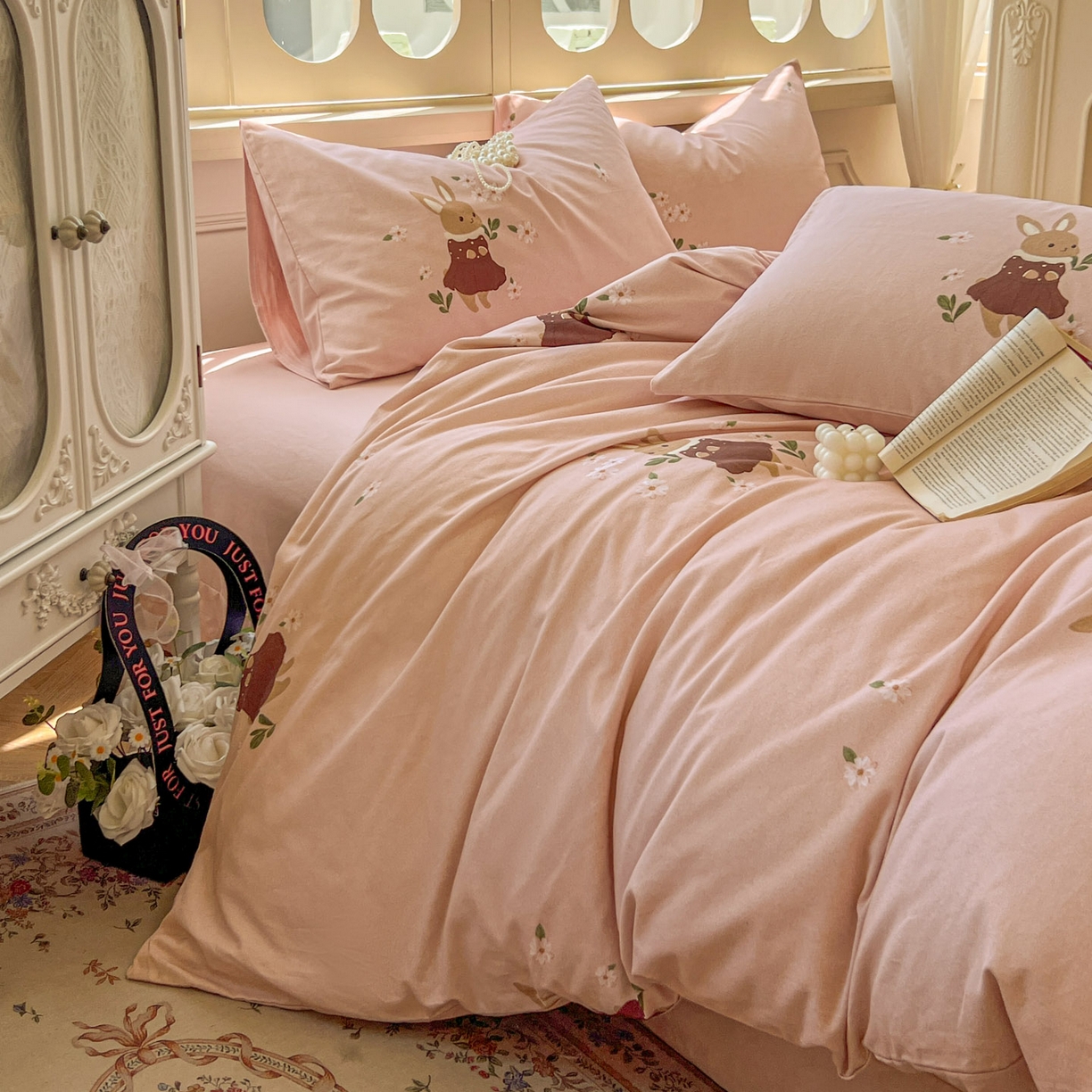 91家纺网 家纺一手货源 找家纺 田野 2025新款全棉13360加厚磨毛印花四件套 粉兔子