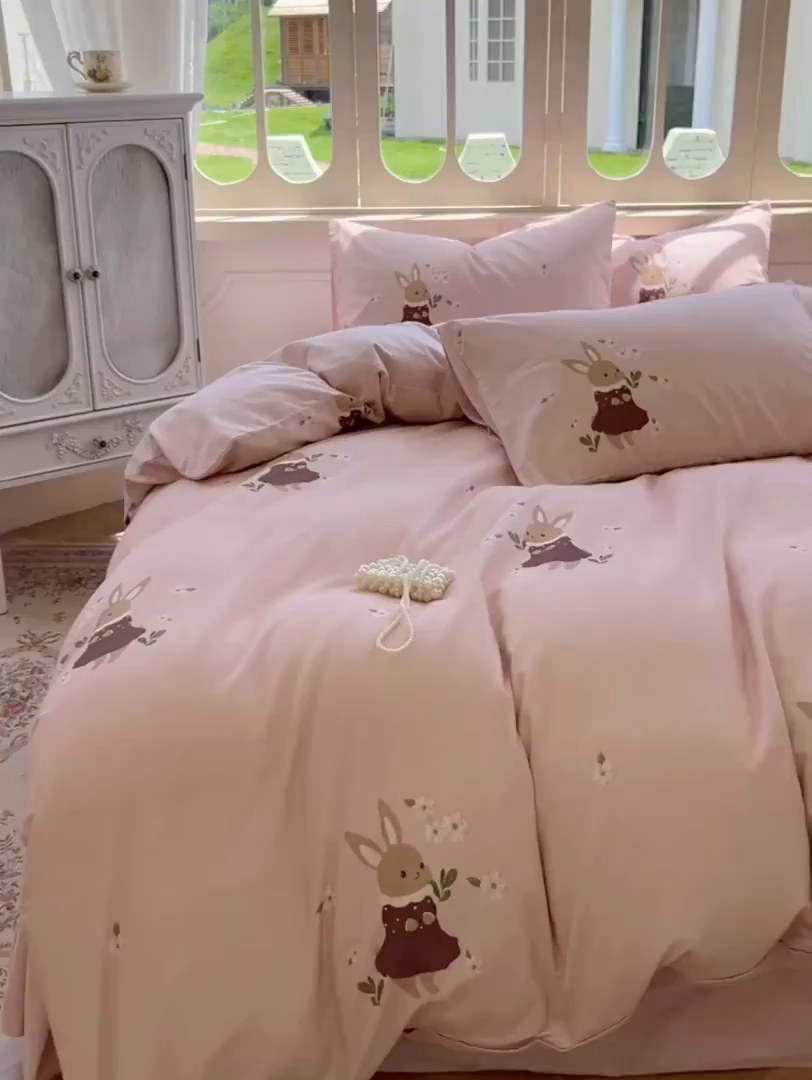 91家纺网 家纺一手货源 找家纺 田野 2025新款全棉13360加厚磨毛印花四件套 粉兔子