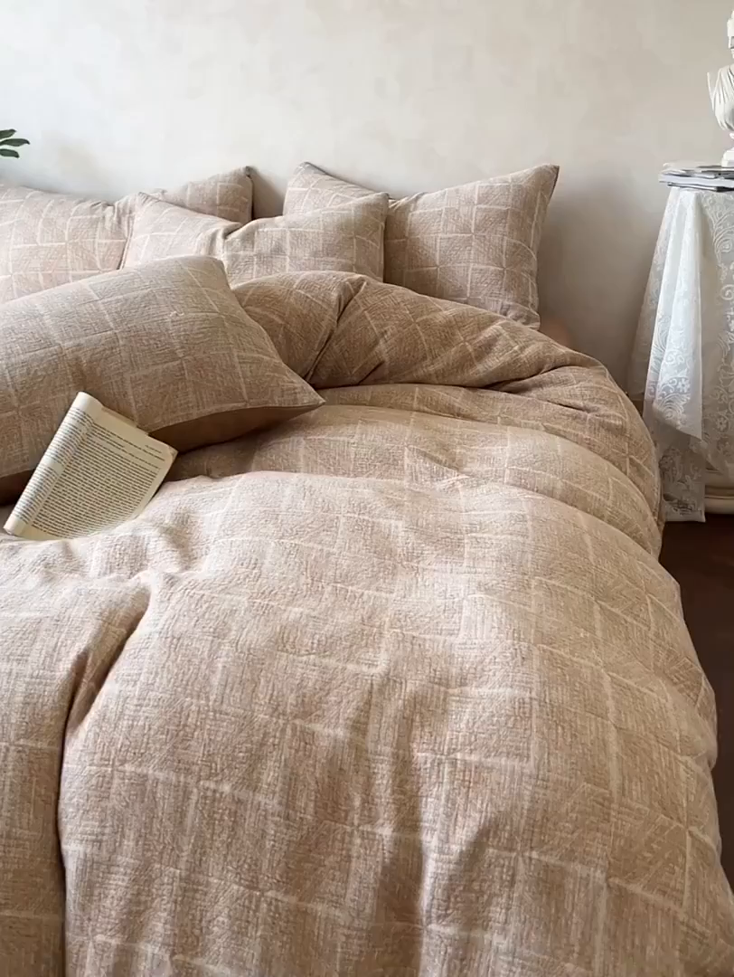 91家纺网 家纺一手货源 找家纺 田野 2025新款全棉三层纱提花磨毛系列四件套 苏珊格-卡其