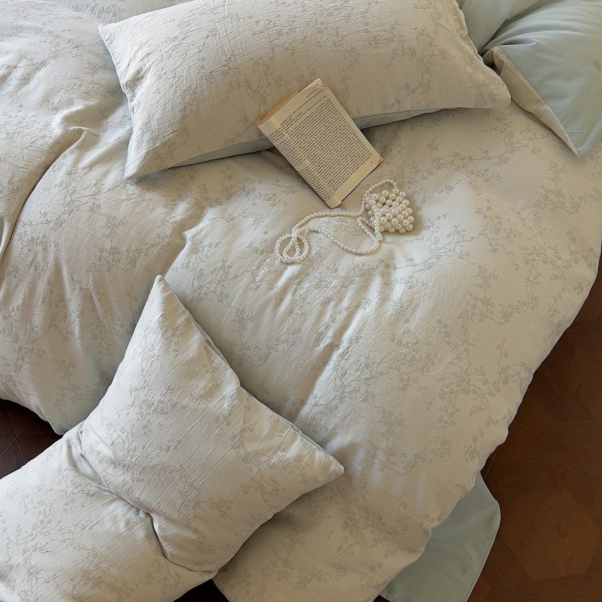 91家纺网 家纺一手货源 找家纺 田野 2025新款全棉三层纱提花磨毛系列四件套 叶芷梦-灰