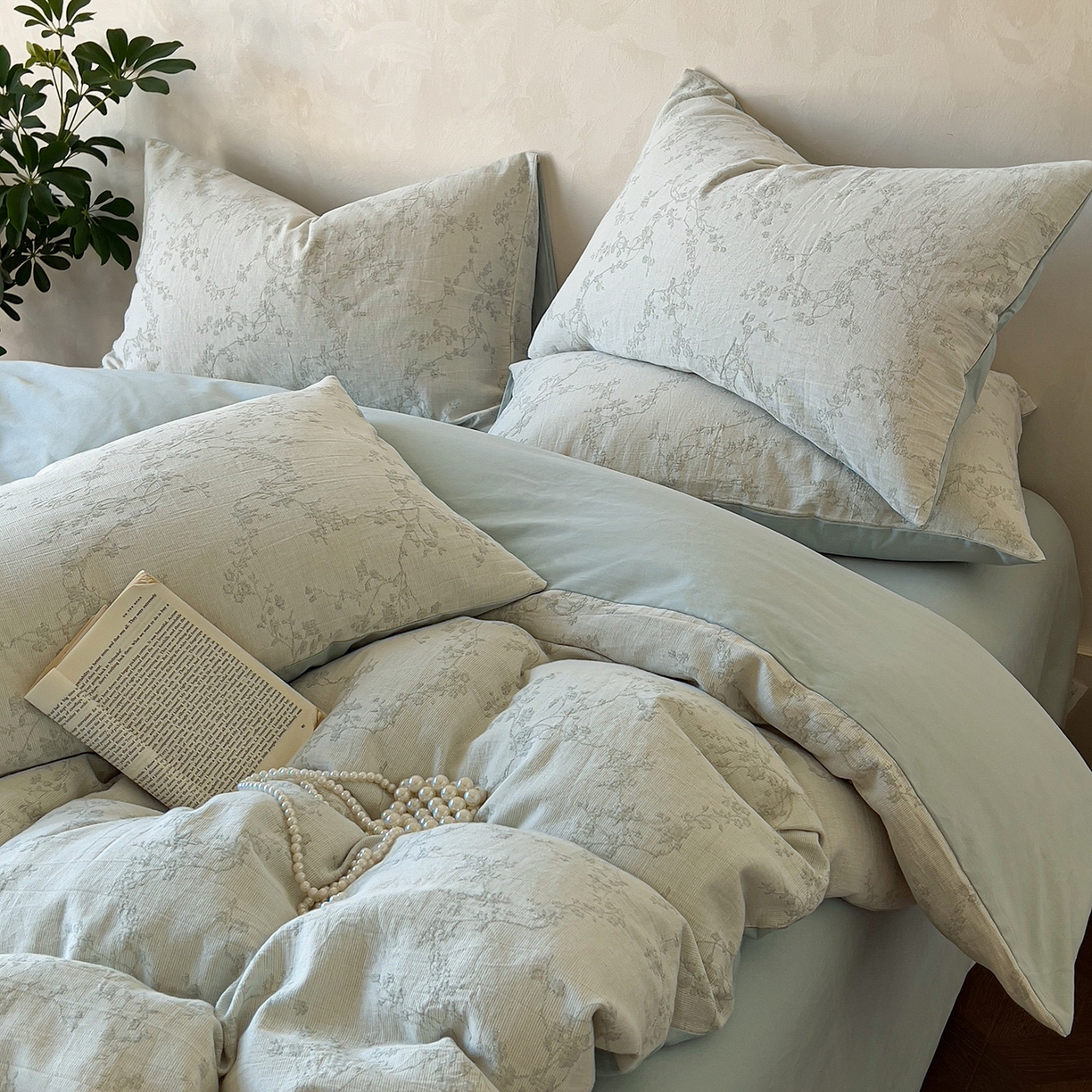 91家纺网 家纺一手货源 找家纺 田野 2025新款全棉三层纱提花磨毛系列四件套 叶芷梦-灰