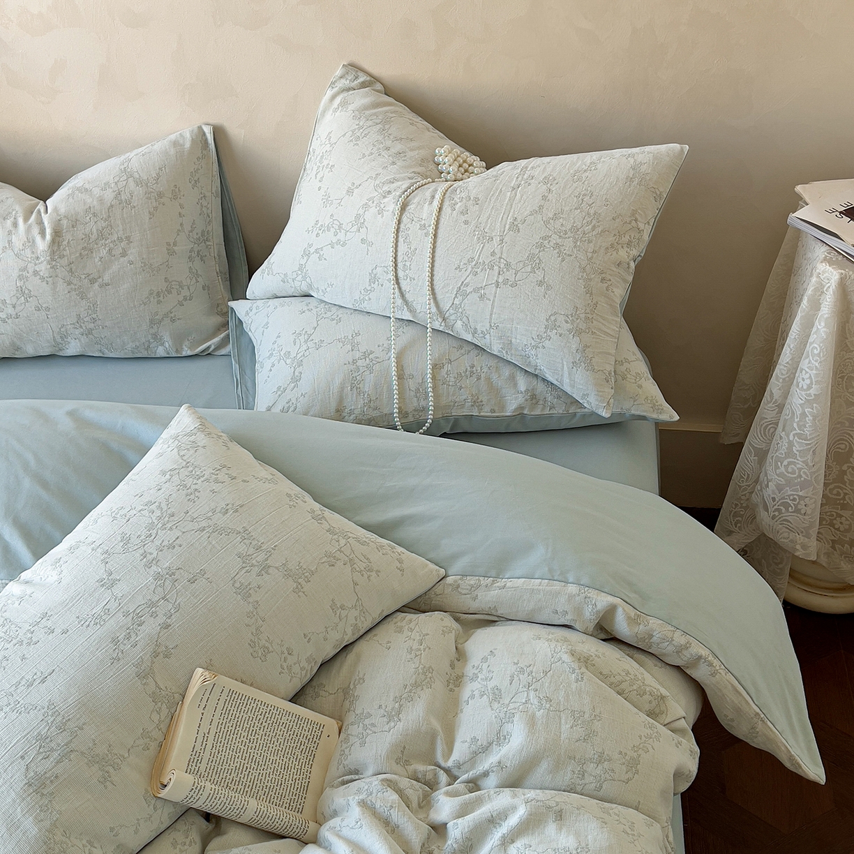 91家纺网 家纺一手货源 找家纺 田野 2025新款全棉三层纱提花磨毛系列四件套 叶芷梦-灰