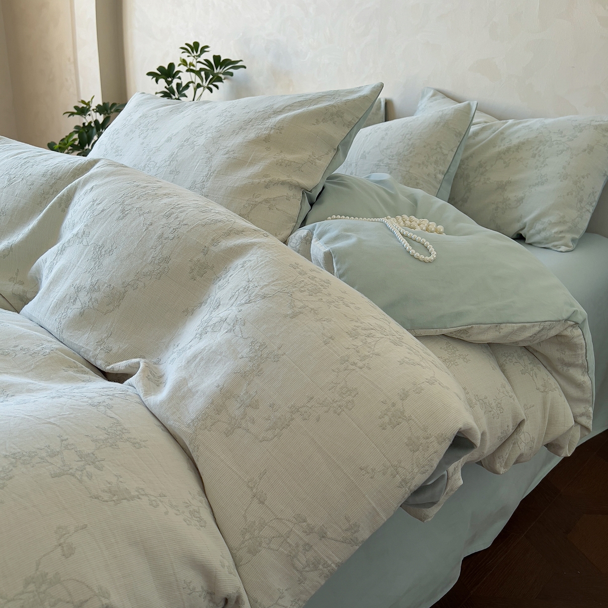 91家纺网 家纺一手货源 找家纺 田野 2025新款全棉三层纱提花磨毛系列四件套 叶芷梦-灰